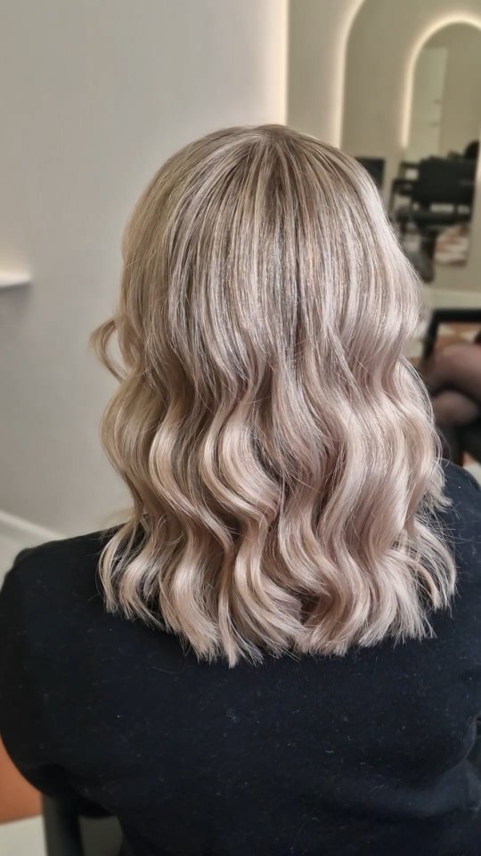 Blondes 🤍🩷🤍
By @helibow
#helibow#bowhelsinki#parturikampaamobow#vaaleathiukset#vaalennus#pitkäthiukset#blondesofinstagram#blonds#blondehighlights#goldwellcolor#oribehairfinland#oribeobsessed#kampaajahelsinki#finpaka#hairdressersoffinland
@hairdressersoffinland
@goldwellnordic
@oribe