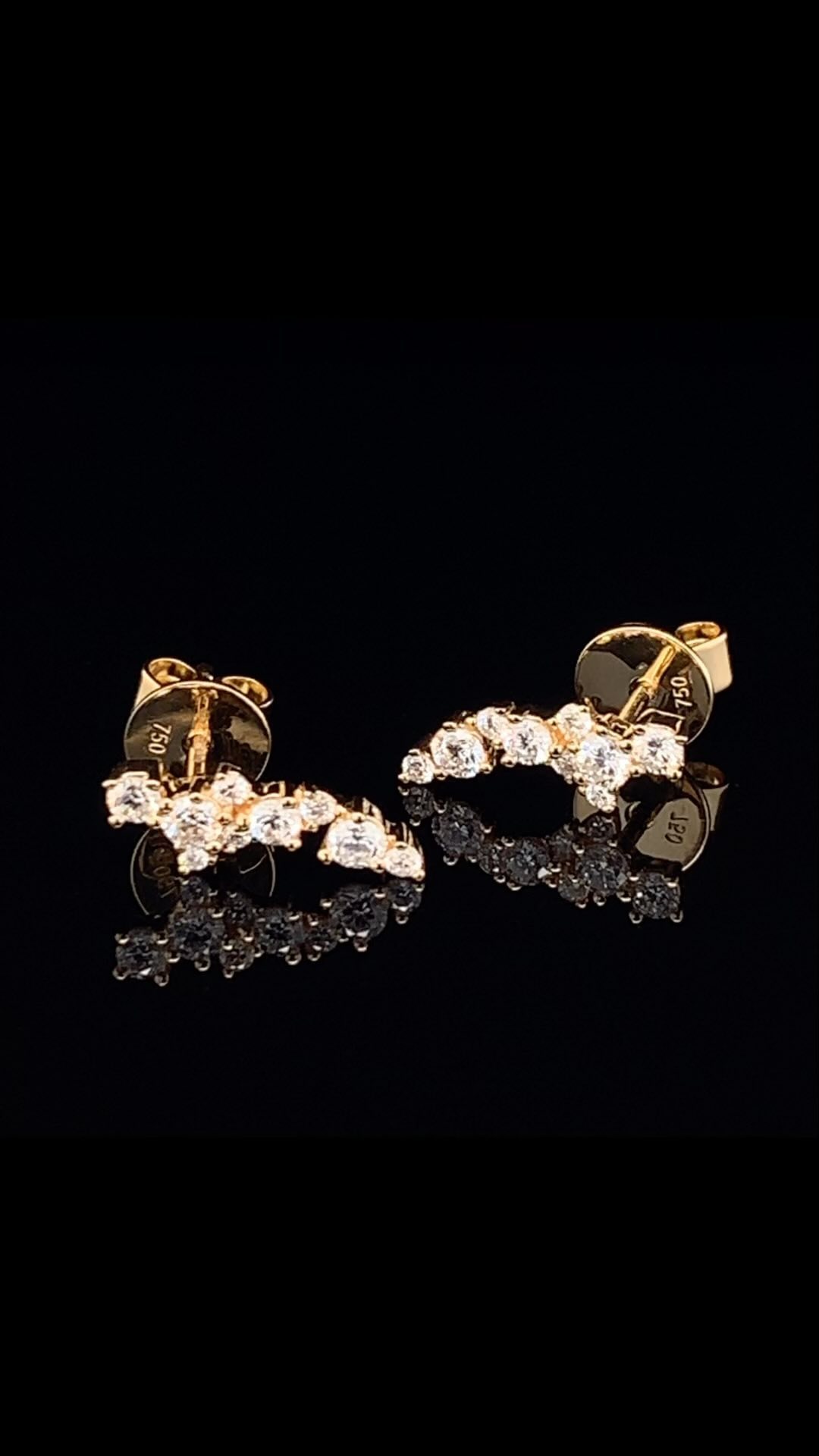Day 17 of our Advent Calendar of Jewellery & Gems brings us to another current earring trend - climbers.
These 18ct yellow gold earrings, hand set with brilliant cut diamonds are designed to “climb” up the ear.
This will create a modern party look. Or can be combined with other ear jewellery if you have multiple piercings.
However, we have also allowed in the design for these earrings to be worn dropping down from the earlobe.
It truly is an earring for everyone!
DM us or call on 0141 248 3037 to arrange to call in to handle them and see what your favourite way of wearing them will be.
#mundieandson #earrings #earringwardrobe #climberearrings #diamonds #18ctgold #yellowgold #modernearrings #glasgow #glasgowjeweller #glasgowjewellery