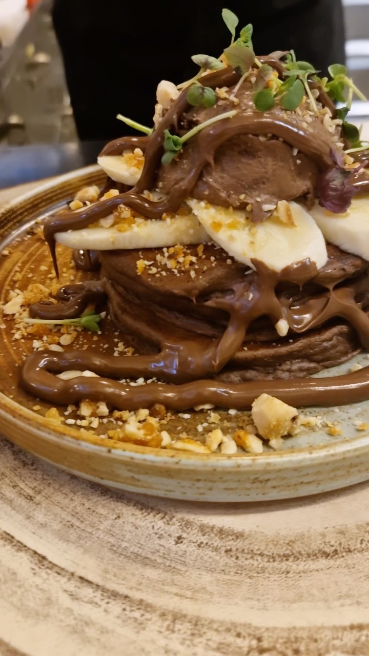 Making the fluffiest panckaes since 2015 🤟YES they are finally here and we made sure to make them over the top 💯 Nutella pancake batter, nutella & chocolate fluff, sliced banana, hazelnut brittle. We recommend to add ice cream or whipped cream for the full experience ✨