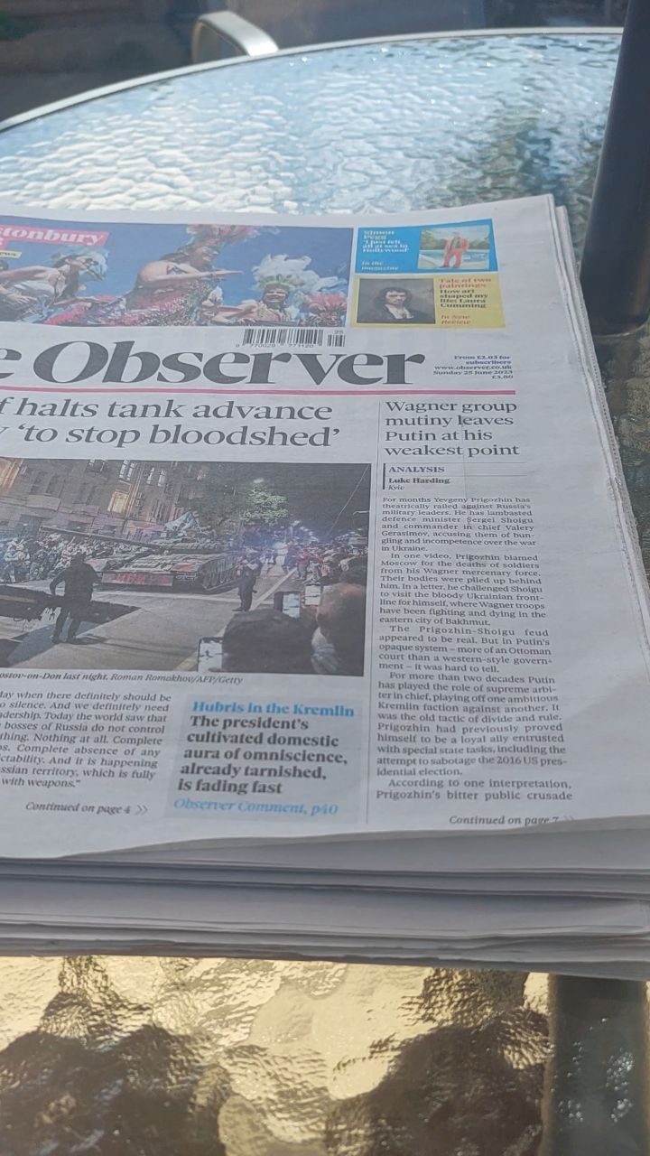 An easy Sunday morning in the garden with a cappuccino and the papers...
Thank you to @obsnewreview and @fionanoblebooks for this incredible review in The Observer today! The sun keeps on shining 😎🌟
#howfarwevecome
#bookreviews
#bookstagram
#yabooks
#simonandschuster