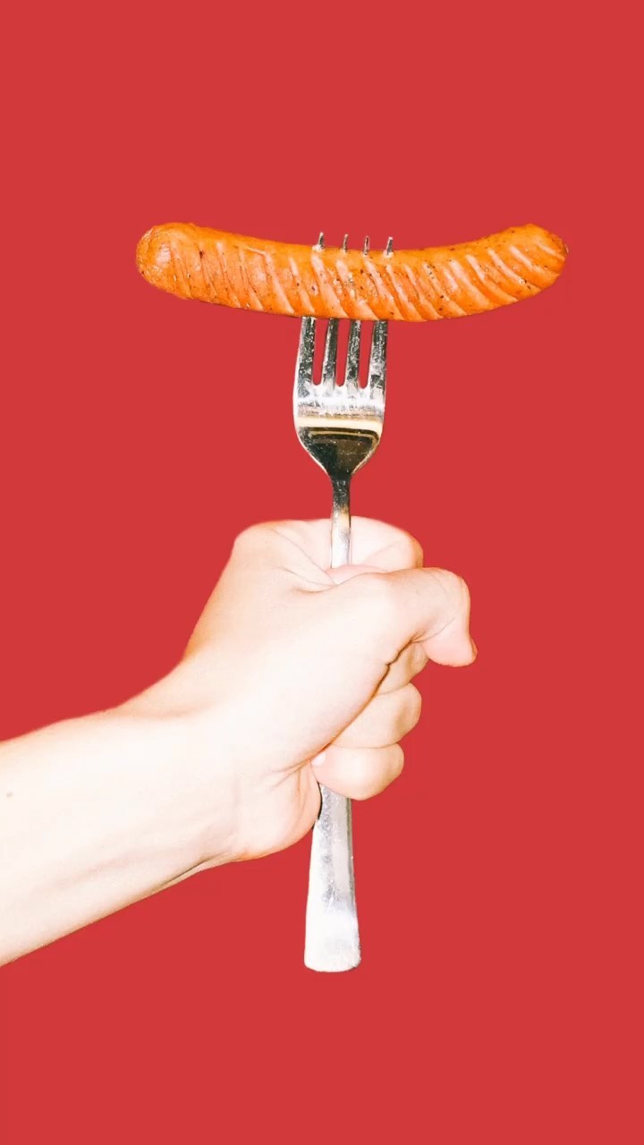 Las #Salchichas y #embutidos podrían parecer un alimento moderno y desarrollado en los últimos 100 años, sin embargo, su origen se estima desde la época de los babilonios; quienes ya innovaba con la idea de conservación y aprovechar al máximo la #carne.
Claro que mucho ha cambiado desde entonces en #tecnología, #formulación, calidad y #procesodeproducción.
Para este particular grupo de alimentos, ricos en
#potasio, #zinc, #hierro, #vitaminaB12, #magnesio, #fósforo y #selenio, desarrollamos también #ColorantesNaturales que cumplen y se adaptan a los distintos procesos de elaboración.
#Altecsa #sincolorantesartificiales #formulacióndeproductos #colorantesnaturales #ingredientesnaturales #lonaturalesinnovar #tecnologíaenalimentos #alimentosybebidas #industriadealimentosybebidas #chorizo #longaniza #mortadela #salamis #tecnologíaparalaindustriadealimentos #colorantesparacárnicos #colorantescarne