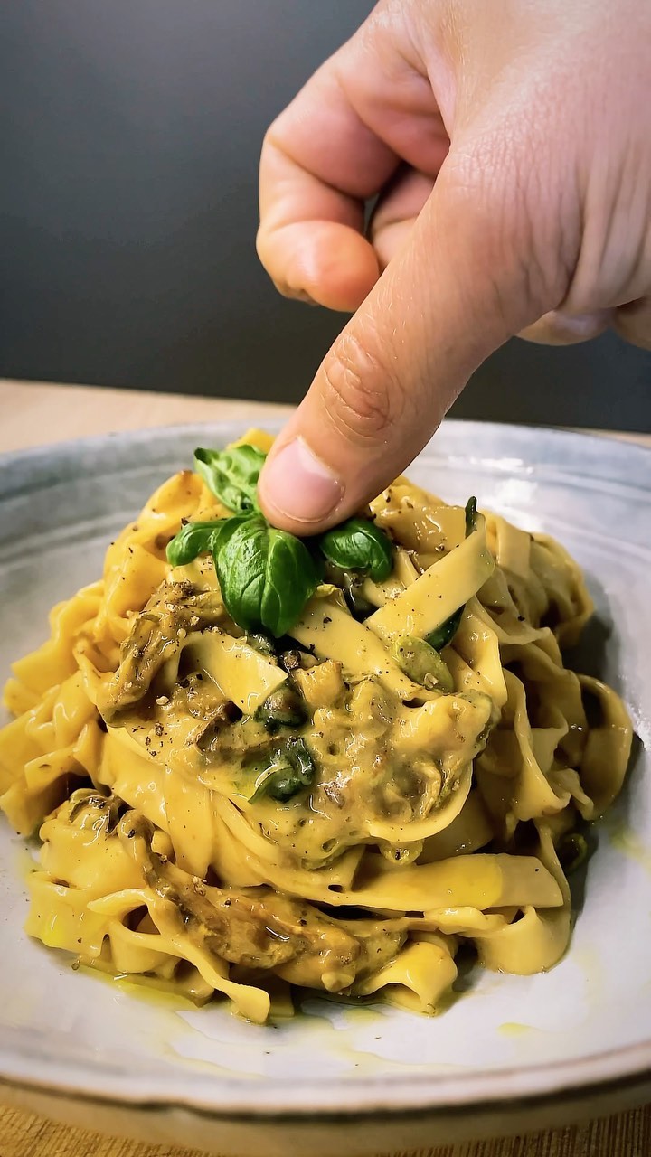 Pasta alla Nerano 😍
Creamy recipe:
- 2 zucchini
- 150g pasta (I prepared homemade tagliatelle)
- fresh basil
- raped grana cheese
- touch of butter
My secret? Fry the zucchini then cook them with a touch of butter 🫢
Enjoy #creamy