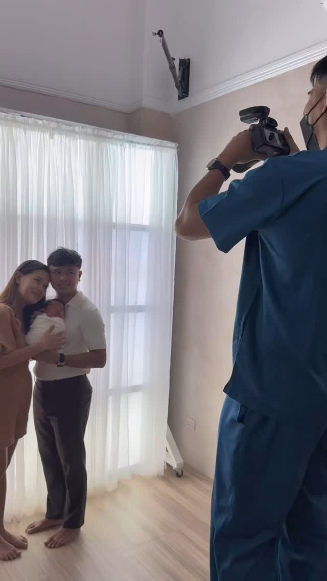 Your first family portrait with your newborn is more than just a picture; it is a timeless piece of art that celebrates the beginning of your family’s journey together. It is a treasure that will hold a special place in your heart and home for years to come. 🥰