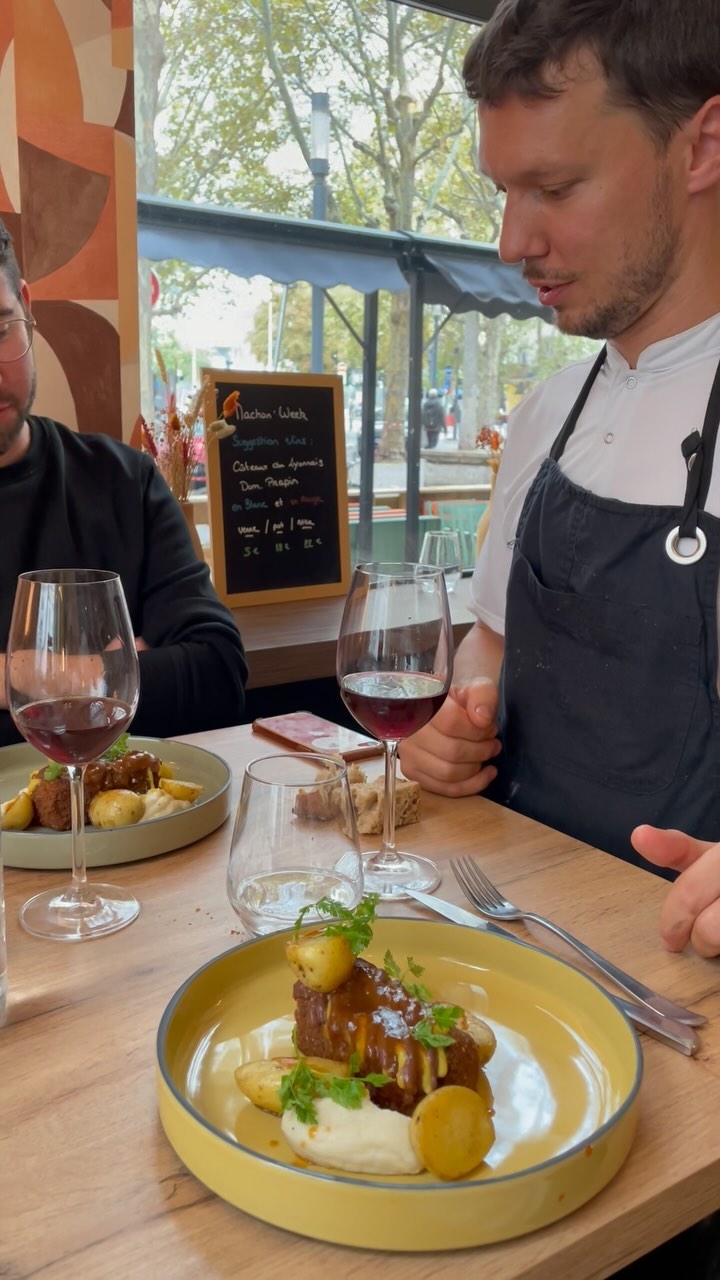 Début de la @machonweek chez @sipres.restaurant 🐷
Cette semaine, les chefs proposent des pieds de cochons panés, crémeux choux fleurs, gel piment jaune et pommes grenailles fumées 🔥
En accord mets/vins, les @aoc_coteaux_du_lyonnais du @domainedeprapin : « Les Cerisiers » 100% Chardonnay, et « Les Chênes » 100% Gamay 🍷
Testé et validé avec Gabriel de @criqu3ts ! 😋
#machonweek #coteauxdulyonnais #lyoncitycrunch #domaine #vin #chardonnay #gamay #piedsdecochon #lyonnaiseries #siprès #lyon #dbselection #lyonnais #lyonnaise