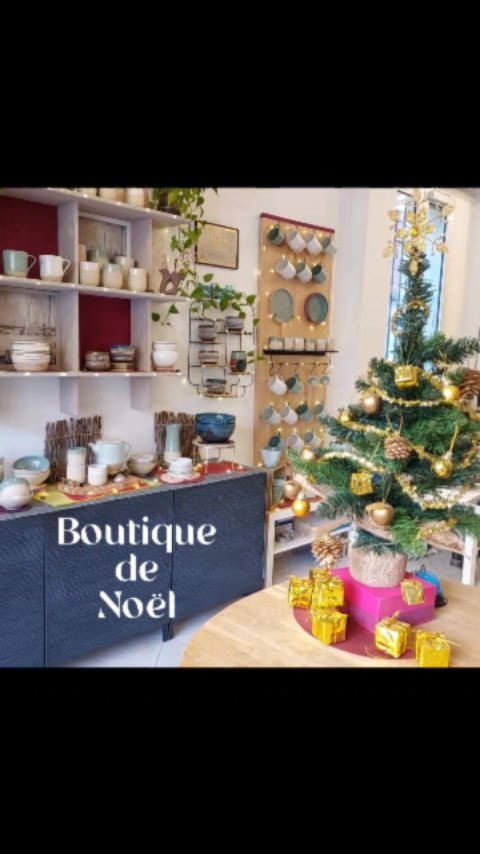 🎄 BOUTIQUE DE NOËL 🎄
_________________________________
SAVE THE DATE
Deux week-ends prolongées pour trouver des beaux cadeaux faits main à l'atelier Temps de Terre.
VENDREDI ET SAMEDI
9 et 10/12 de 11h à 20h
DIMANCHE
11/12 de 11h à 18h
VENDREDI ET SAMEDI
16 et 17/12 de 11h à 19h
DIMANCHE
18/12 de 13h à 17h
Les petites loupiottes et le petit sapin sont installés et des idées cadeaux pleines de poésie et d'humanité vous y attendent !
Vous y trouverez de la belle vaisselle artisanale faite par mes petites mains : théières, bols, mugs, tasses et saladiers, mais aussi des ensembles à saké, des chawans (bol à thé japonais) et des céramiques pour vos plantes.
Les invités de cette année :
@coloridaceramique
@savondessorcieres
@hapo_billot
Alors, vous venez ?
Dites OUI !!
Je vous attends avec du thé, du chocolat chaud et des petites douceurs pour un moment chaleureux. En prime, vous serez celle ou celui qui aura les cadeaux les plus cools au pied du sapin !!
L'artisanat a grandement besoin de vous et nous avons tous, plus que jamais, besoin de moments de légèreté et de petits plaisirs partagés !
🎄 Du fait main sous votre sapin
🫖Temps de Terre Céramiques
☕️2, Avenue Courteline
🍪75012 - Paris
🔊 si vous aimez une petite samba sympa, mettez le volume !
_________________________________
#boutiquedenoel #cadeaunoel
#faitmainenfrance
#localshop
#ceramicshop #tempsdeterre #paris12