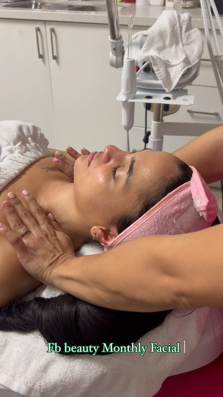 🌱FB Beauty Monthly Facial 🌱. . . .
•
•
•
•
•
🌱Come with me and enjoy my star facial that gives you everything your skin needs to be fresh, luminous, clean and, above all, super hydrated.
•
•
•
•
•
🌱Ven conmigo y disfruta de mi facial estrella que te aporta todo lo que tu piel necesita para estar fresca, luminosa, limpia y, sobre todo, súper hidratada. #hallandalebeach#instareels#facial#microdermabrasiion#wax#dermapen#woodtherapymassages#hidrogelmask#europeanfacial#laserhairremoval#facialtreatment#reelsinstagram#instagram#ifacials#reducewrinkles.