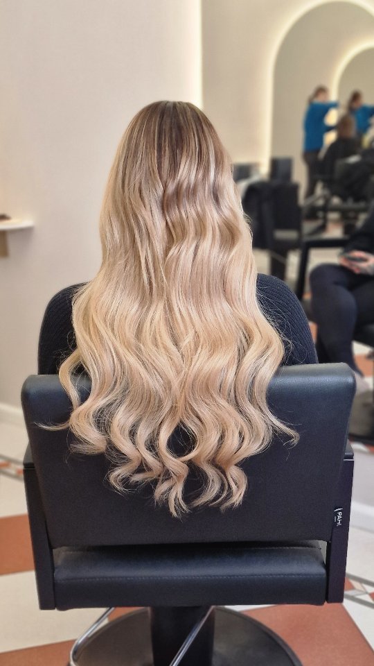 Muodonmuutosta teippipidennyksillä 😍
By @helibow
#helibow#bowhelsinki#parturikampaamobow#teippipidennykset#hiustenpidennys#hairextensions#blongprotapehair#blondehair#blondehairextensions#oribeobsessed#finpaka#kampaajahelsinki
@idhairpro.fi
@hairdressersoffinland
