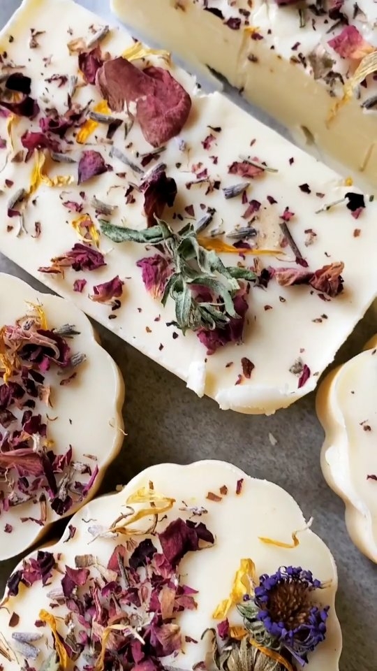 Our signature LAVROSE soap is made from organic shea butter, coconut oil 🥥 and olive oil. The scent is a mixture of Lavender and Rose which has captured the hearts(and noses) of so many customers. Im so happy to keep making soaps 🧼 for you all to enjoy - its a dream come true. ☺ #soapmaking #soap #soapcuttung #smallbusiness