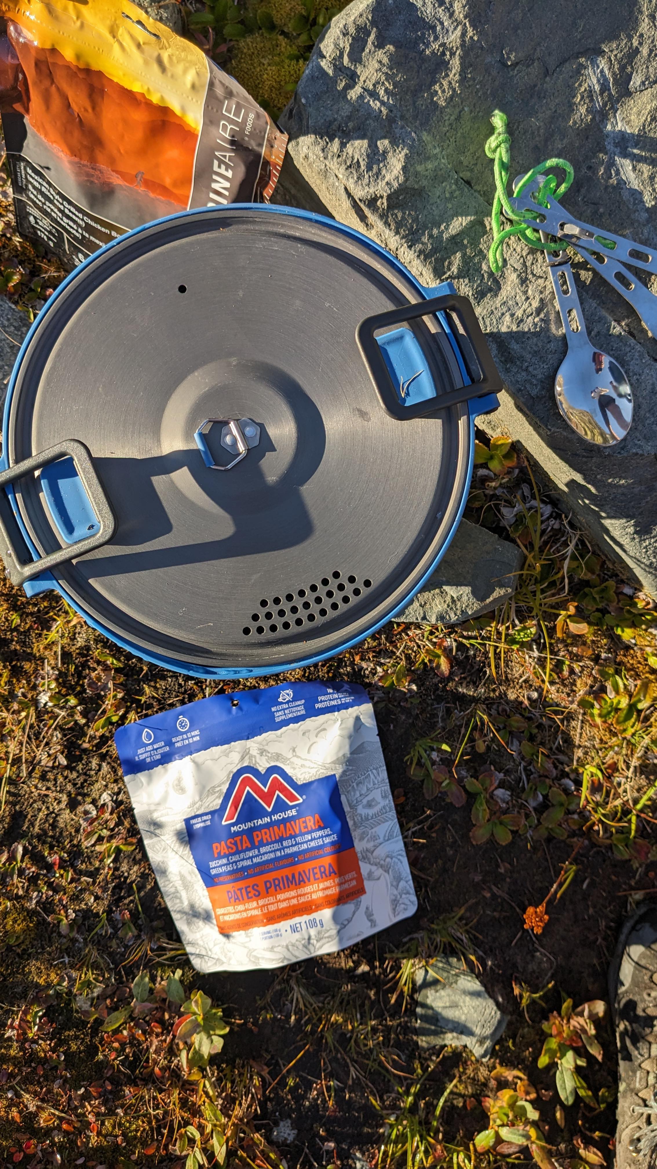 This is your friendly reminder that we eat so we can hike, so that we can be active and push our body in weird and wonderful ways; so that we feel well doing it. We do not exercise to be able to eat. You deserve to eat every day, 3 meals + snacks regardless of what you ate yesterday, of how much movement you have done, if it is a rest day, or how you feel about your body. Your body deserves nourishment and care and eating is how we do that ♥️