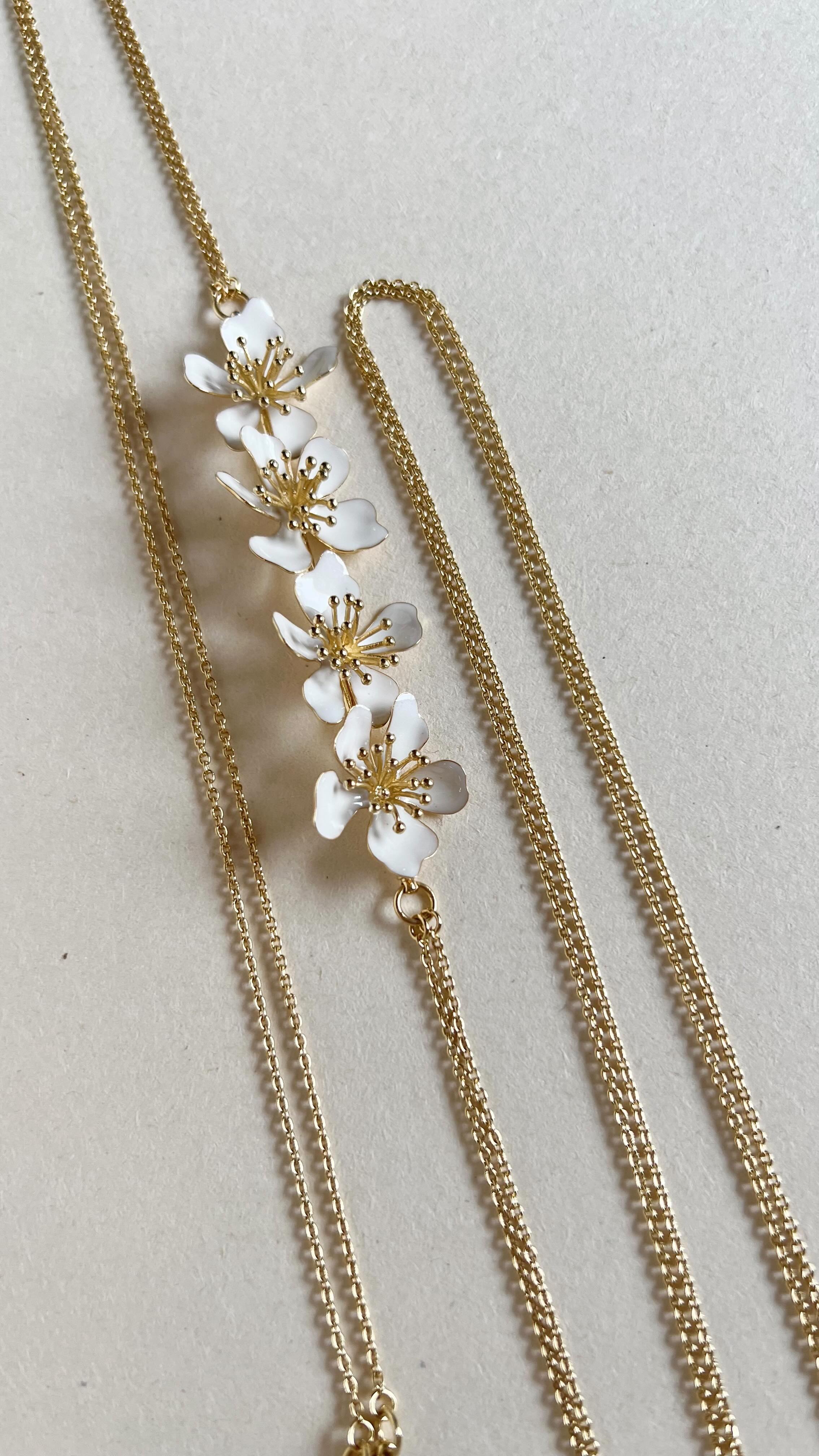 We love a sexy bride. Meet our Florriette bodychain, your new must have for those plunging neck styles.