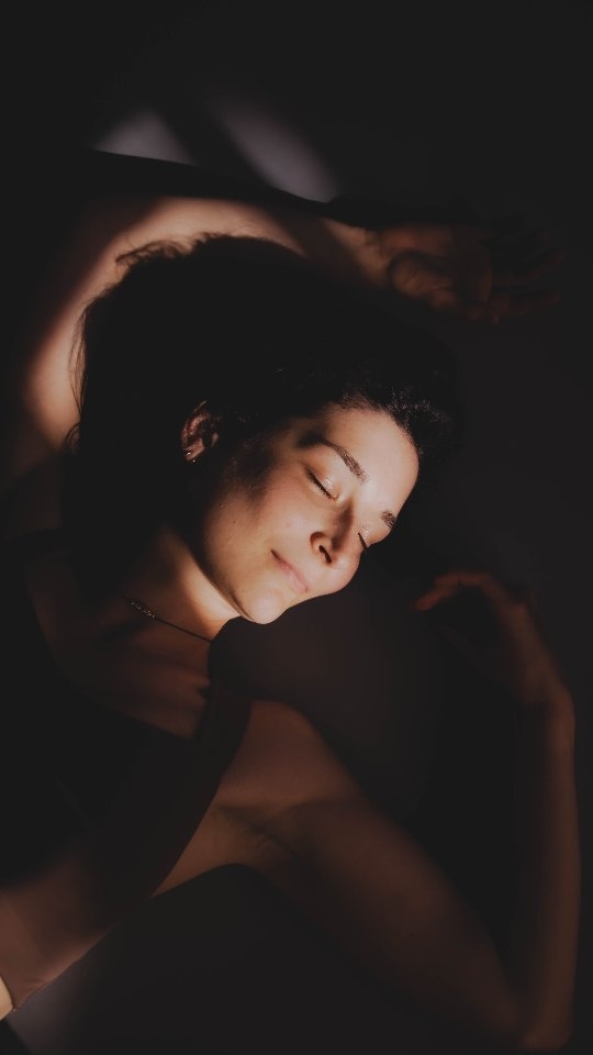 TEMPO MAESTRO
•
Vous êtes nombreux à me demander comment ça se passe par ici depuis le déménagement, merci pour vos mots 😊🙏🏻
.
Ce que je peux vous dire c'est que j'avance à cœur ouvert, c'est parfois effrayant mais la plus part du temps, c'est d'une douceur... digne des plus tendres caresses.
•
J'ai eu la chance d'être accueillie chaleureusement et je considère cette chance 🙏🏻 J'ai trouvé des refuges où apprendre et transmettre 🫶🏻
Je ris beaucoup, je transmet avec générosité, je doute parfois (souvent), je travaille en conscience, j'essaie de trouver ce juste tempo pour allier créativité et repos. Car oui, en venant par ici j'ai profondément envie de trouver un rythme plus juste. Un rythme qui respecte mes besoins, qui varie au fil des saisons, qui permet de créer une mélodie douce, simple et joyeuse.
Les montagnes m'enlacent quand l'océan me berce, le fourmillement du marché le samedi matin, l'énergie des copains, la tendresse de l'amour, les rencontres
•
J'en suis là... dans toute ma vulnérabilité MERCI
Pour la suite, on verra ?
Quand est ce qu'on se retrouve ?
• @yogaetxea.guethary
• @artemotion_64
• @yogabaiona
• Atelier à Pontoise le 5 novembre ?
Des Muxus les yogis. Merci de faire parti du chemin 🙏🏻
#demenagement #changementdesaison #changementdevie #yogapaysbasque #yoga64 #dailyobserver #coeurouvert #coeuracoeur #corpsenmouvement #anahata #nouveausouffle #gratitude #yogastudio #asanalab #yogapourtous #yogadanse