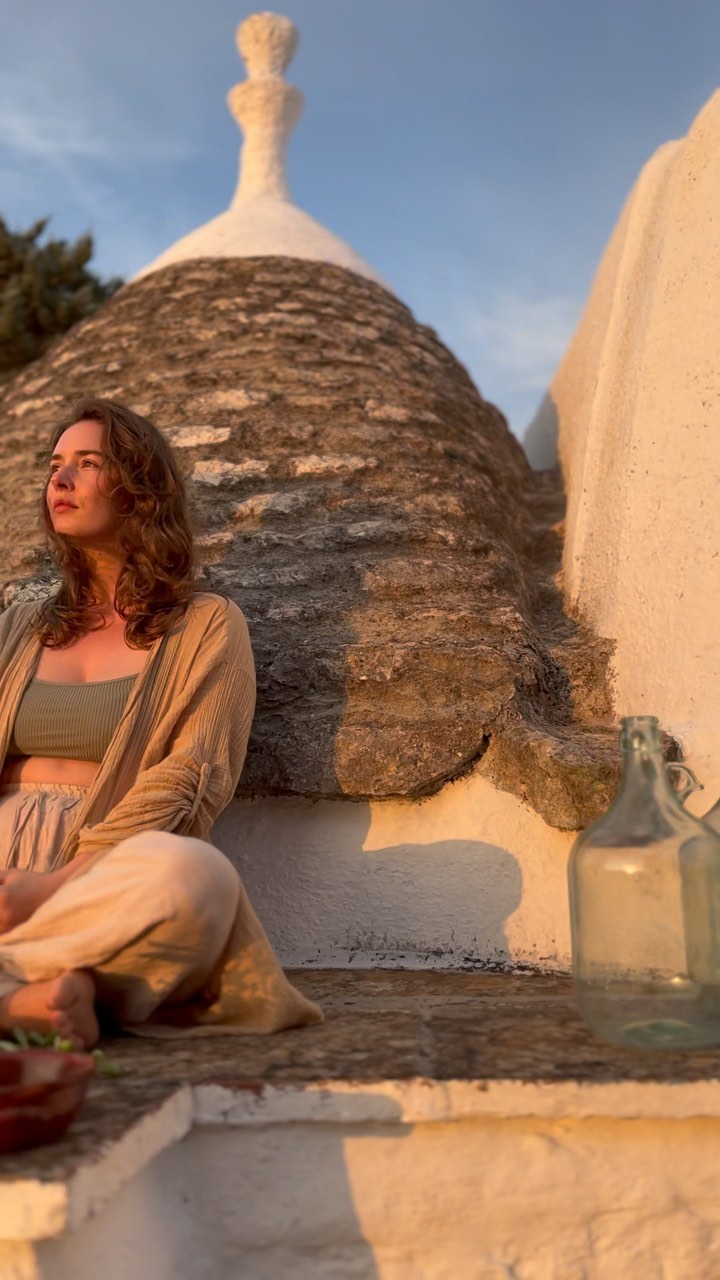 Meine Tätigkeit als Coach bringt mir die größte Freude und Herausforderung zugleich.
Das eigentliche coachen, meine Sessions empfinde ich als mühelos und intuitiv. Sie machen mir eine riesige Freude, inspirieren mich jedes Mal und geben mir ganz viel Energie.
Die anderen Aspekte des Coach seins sind für mich hingegen alles andere als leicht.
* Strukturieren, planen
* Verkaufen meiner Dienstleistung
* Raum einnehmen
* Sichtbarkeit
* Abgrenzung
Das alles sind Themen, die mich sehr herausfordern und an denen ich (schon lange) intensiv arbeite, um diesen Job (meinen Traumjob) machen zu können.
Durch meine Hochsensibilität bin ich schnell überreizt, wodurch ich gut auf mich selbst und meine Energie achten muss. Das ist unter anderem ein Grund, warum ich in den letzten Jahren Expertin für Self Care geworden bin und mein erstes eigenes Coachingprogramm „Radical Selfcare“ entwickelt habe.
Abgesehen von Selfcare begeistert mich das Thema Schwangerschaft besonders. Es berührt mich auf eine Weise, wie sonst nichts anderes. Seit ich selbst Mutter bin, integriere ich es nun auch in meine Arbeit.
Mit Mom:self meinem neuen Coaching für Schwangere, habe ich mein Angebot erweitert und arbeite gerade an meinem neuen Programm. Wenn du Lust hast mich und meine Arbeit kennenzulernen, ist eine Testsession via Zoom vielleicht genau das Richtige. Melde dich gerne bei mir und ich schicke dir alle weiteren Infos zu.
So und nun freue ich mich darauf DICH kennenzulernen.
Alles Liebe Paula 💗
#paulahausscoaching #coachactressmother #paulahauss #momself #coaching #selfcareformomstobe #pregnancyjourney #transformation #selflove #mindfulness #pregnancywellness #nurtureyourself #momsupport #momlife #pregnancytips #empoweredmotherhood #selfcarefirst #momtobe #pregnancyinspiration #selfcarecoach #findyourtruth #pregnancymotivation #selfcarejourney