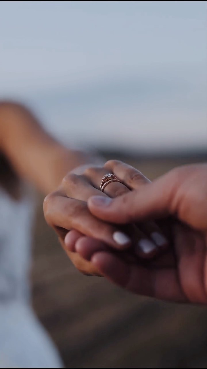 Lokace: @dvur_honetice
Foto: @laskazlasky
Muah: @marketasevcikova.cz
Koordinace: @svatbysprozitkem
Dj: @dj.stepan.bruck
#jjoneday