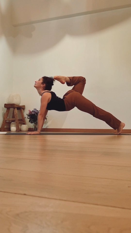 FORCE LIBRE 🙏🏻
Voir en chacune de nos différences une force libre. Forger la colonne de notre humanité depuis la tolérance pour ériger un monde lumineux.
.
Voyager à travers sa pratique et accueillir en conscience la pensée, la douceur du souffle, l'air qui soutient chaque inspir, la liberté retrouvée du corps emporté dans la poésie du mouvement.
.
On se retrouve ce soir en yin @yogaetxea.guethary 19h pour se déposer pleinement dans l'instant.
#yinyogalove #yinyogafrance #yogaetxea #mouvementlibre #feelfreeyoga #yogaartist #professeurdeyoga #yogaguethary #corpsenmouvement #yogadance #yogapourtous #videodanse #yogadanse #yogapaysbasque #yoga64 #yogaflowvideo #therapeuticmovement