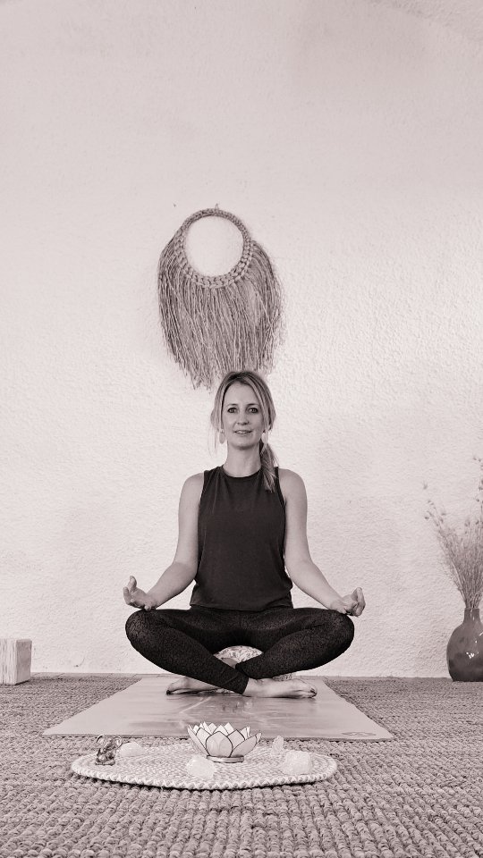 Meinen Start ins neue Jahr habe ich mir wahrlich anders vorgestellt... aber oft wirft das Leben alle Pläne über den Haufen und macht seine eigenen...🤷♀️
Deshalb freue ich mich umso mehr, mit euch ab Mitte Februar meine Yogakurse starten zu können 🤍
Und möchte die Gelegenheit nutzen, mich von Herzen bei meiner Familie, meinen Freunden und all meinen treuen Yogis und Yoginis zu bedanken, die mich so unterstützen und mir auch weiterhin zur Seite stehen. DANKE 🙏✨️
Es gibt noch wenige freie Plätze...also solltest auch du Lust haben, mit Yoga etwas für deine Gesundheit und dein Wohlbefinden zu tun, dann melde dich!! 🧘♀️🧘♂️
Namasté
Petra
#reliefandflow