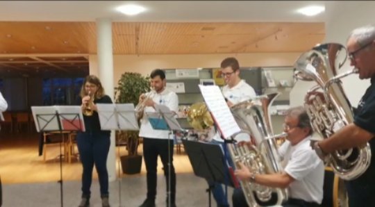 Die Formation 'Adventbrass' bei ihrem Auftritt im Alterswohnheim Mütschi.
#blasmusik #blasmusikmachtspass #advent #adventbrass #mgwalchwil #walchwil #zugerblasmusik #alterswohnheim #mütschi