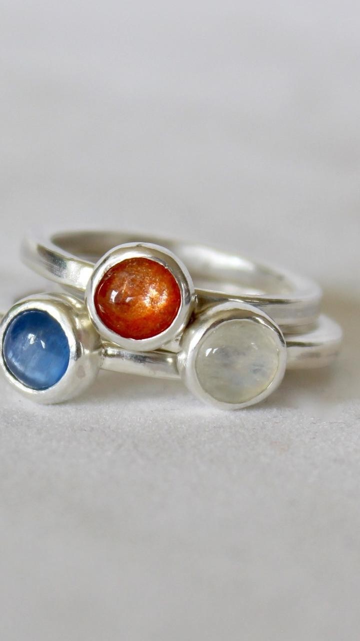 De zon, de maan en de hemel in een set stackers van gerecycled Sterling zilver. #alicesilverdesigns #edelsmid #zilverenringenmetedelstenen #kyanitering #sunstonering #moonstonering