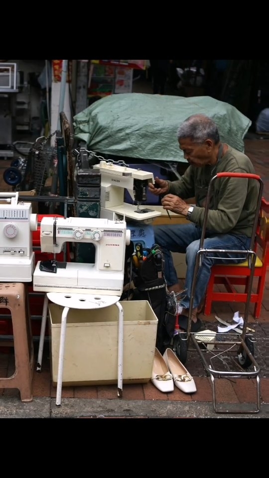 Sharing some random shots of some craft stores at Sham Shui Po, Hong Kong. Not much quilting stuff here but I think as crafters we are always fascinated by all things arts and craft.
#travelhongkong