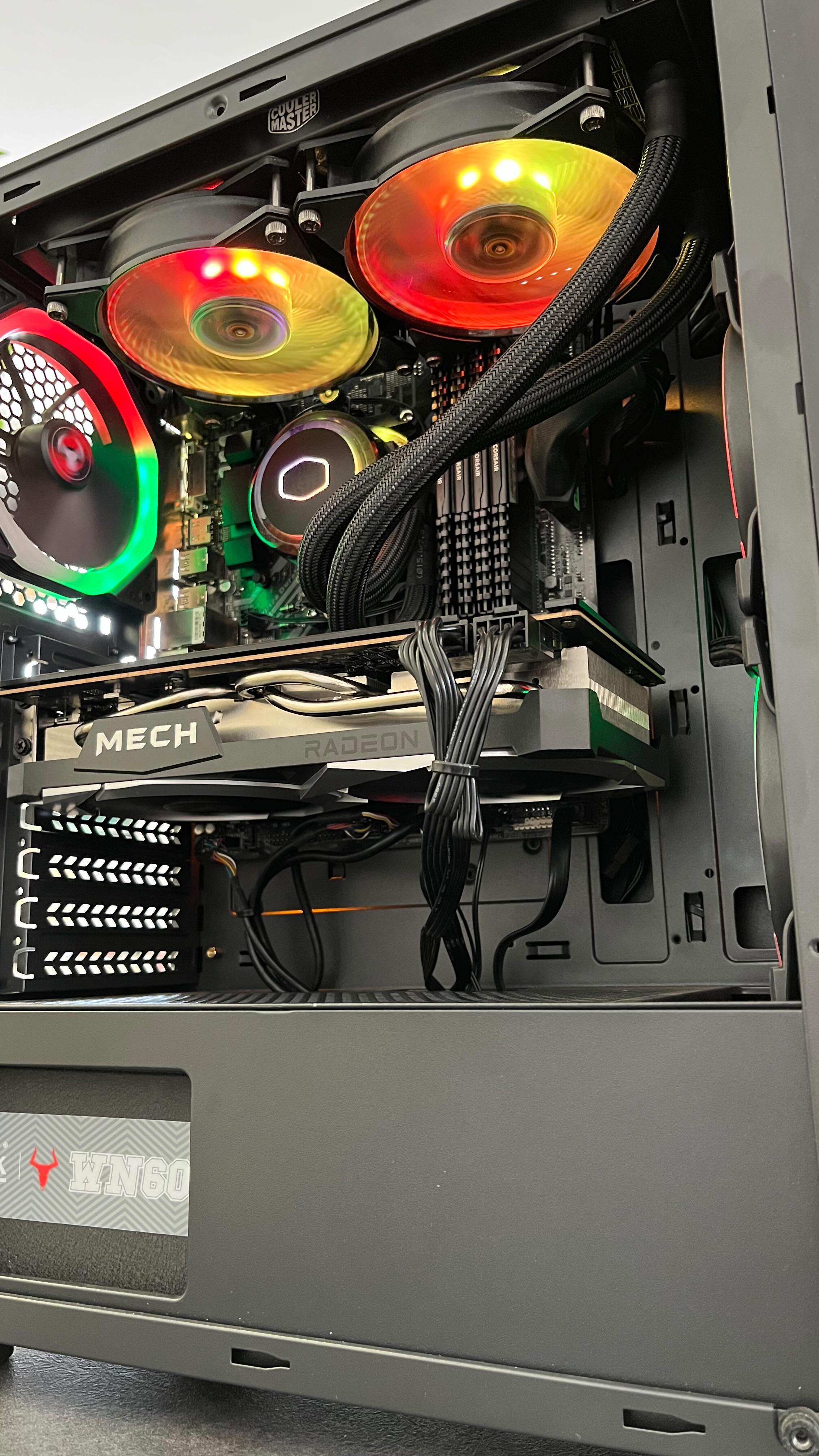 Upgrade 🎮🔝
-CPU Ryzen 5 5600✅
-16GB Corsair✅
-Dissipatore Liquido CoolerMaster RGB✅
-VGA AMD RX6750XT 12GB✅
-SSD NVME 512GB✅
Pronto per volare su Rainbow Six, Fortnite o Call Of Duty MW II 🤪