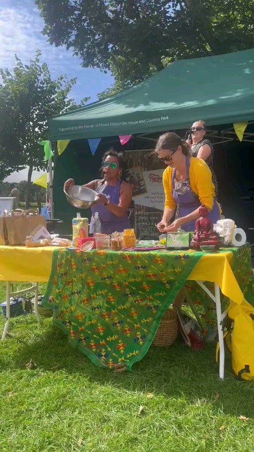 What a wonderful couple of days, demonstrating at Mount Edgcumbe Country House β£οΈβ£οΈβ£οΈ
A Punjabi Cuisine workshop yesterday evening!!
Meeting friends old and new, and a great local Asian supermarket in Plymouth for fresh vegetables & herbs βΊοΈβ€οΈβ€οΈβ€οΈπ¦πΉπ¦
#shoplocal #foodplymouth #mountedgcumbehouse #punjabifood #bhangra #desifood #womeninbusiness