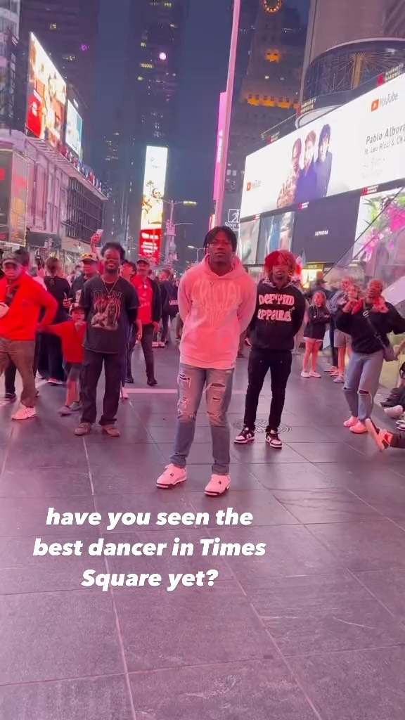 @almightyarcher is taking over Times Square with his fashion & dance moves that are unmatched.
Can you teach us how to dance? 👀
#timessquare #dance #dancer
