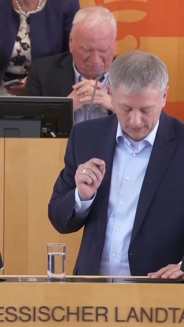 In der Aktuellen Stunde der AfD zur Beflaggung an Schulen habe ich deutlich gemacht: Die Farben Schwarz-Rot-Gold stehen für den Geist des Grundgesetzes – nicht für nationalen Chauvinismus.
Wir Freie Demokraten begrüßen das Zeigen der Nationalflagge als Ausdruck eines freiheitlichen, weltoffenen Verfassungspatriotismus. Schulen können und sollen darüber selbst entscheiden.
Was die AfD aber versucht, ist etwas ganz anderes: Sie will diese Farben ideologisch vereinnahmen – verknüpft mit einem völkischen Kollektivbegriff, der nichts mit unserer freiheitlichen Demokratie zu tun hat.
Wir stellen uns dem klar entgegen: Gegen Geschichtsvergessenheit, gegen autoritäre Identitätspolitik – für ein freiheitliches, vielfältiges Deutschland.