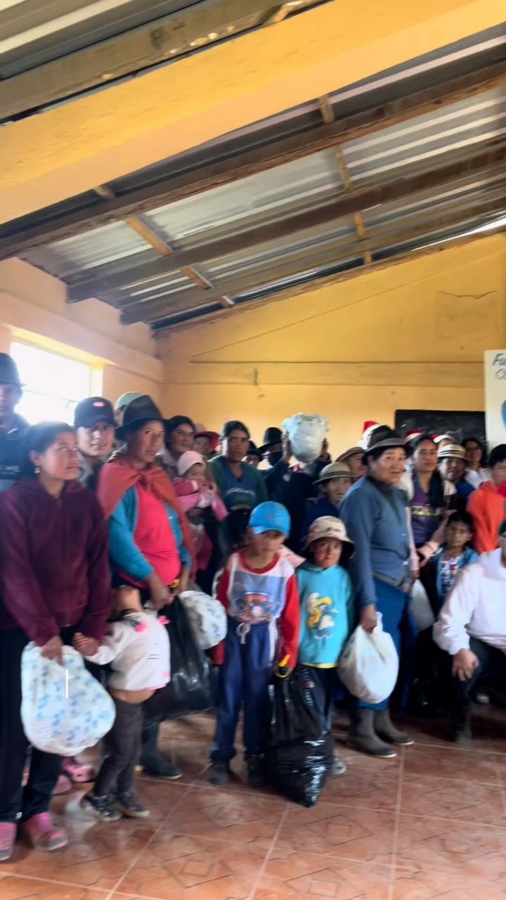 La gratitud es la memoria del corazón 💜💙 y también es el motor que nos impulsa a continuar con el sueño de apoyar a las comunidades.
#trabajoenequipo #guaranda #socialwork #voluntariado #volunteer #christmas #ong #voluteering #ayuda #nonprofit #ecuador #ayudaalprojimo #voluntarios #foundation #navidad #volunteers #grateful #gratitud #Solidarity #solidarios
#solidaridad #viral #trend #reel #apoyar #grateful #gratitud #gracias #love #amor