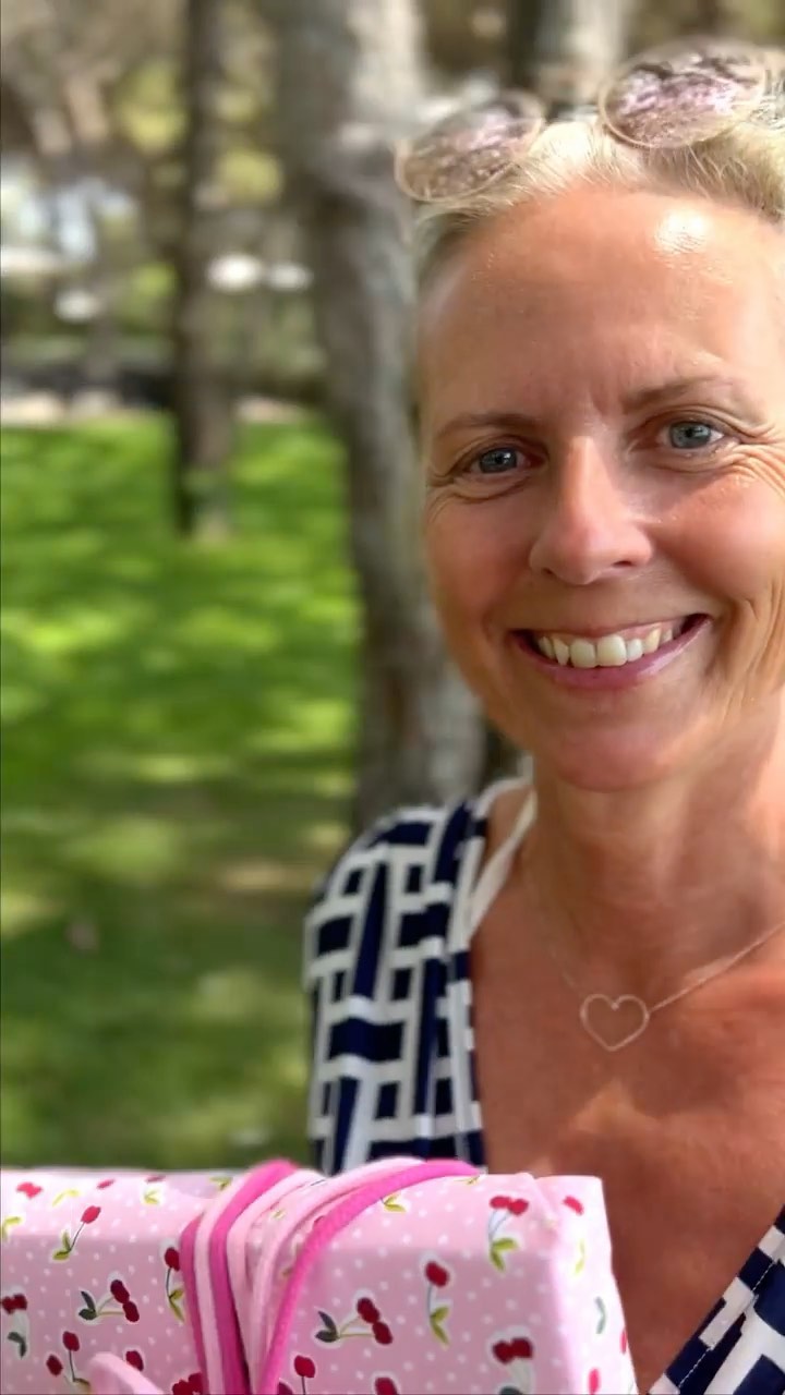 Findet ihr Geschenkstoff eigentlich gut? Dankbar für Meinungen… 🙏
Pack it Pink 💝 Presents in Pink 💝 #Geschenkstoff in Rosa
#hortensien #hortensienblüten 🌸
#soschenkstduheute #geschenkidee #freudemachen #nachhaltig #baumwolle #reels #reelsinstagram #diy #sommer #geburtstagsgeschenk #chill #loveyourlife
#mitstoffeinpacken #nachhaltig #wiederverwenden #keinmüll #weiterschenken #gastgeschenk #mitbringsel #sommerfest #geburtstagsparty #geschenkeverpacken #geschenkeverpackung #diy #soschenkstduheute #reuse #passon
@regina_preloznik