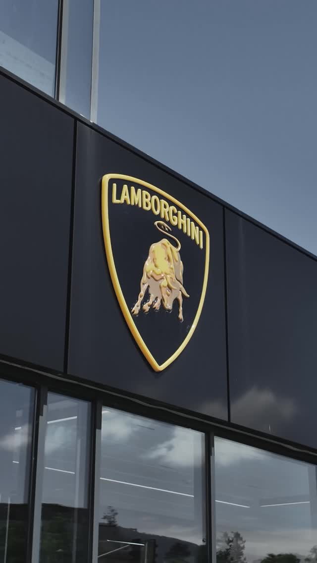 Plongez dans l’univers Lamborghini avec Carburacœur !🩵
Nous avons eu la chance d’être chaleureusement accueillis chez Lamborghini Genève par Johnny et son équipe, pour vous dévoiler un avant-goût de ce qui vous attend les 23 et 24 août prochains au festival Carburacœur !🙏
Les associations Frères de Cœur et Drive4Smile, coorganisateurs du festival, ont visité les lieux pour vous faire découvrir les coulisses du show-room et deux joyaux de la marque qui feront vibrer petits et grands : le tout nouveau Urus SE et l’incroyable Revuelto seront présents lors de l’événement !
Ce festival, c’est bien plus que des moteurs qui grondent : c’est un rendez-vous du cœur, au profit des enfants malades, pour leur offrir des moments d’exception et des sourires inoubliables.🫶
Merci à Lamborghini Genève pour leur accueil, leur générosité et leur engagement à nos côtés.🩵
Rejoignez-nous les 23 et 24 août pour une édition pleine de passion, de partage et de belles émotions.⭐️
🏎️ @lamborghinigeneve
📹 @baudot_