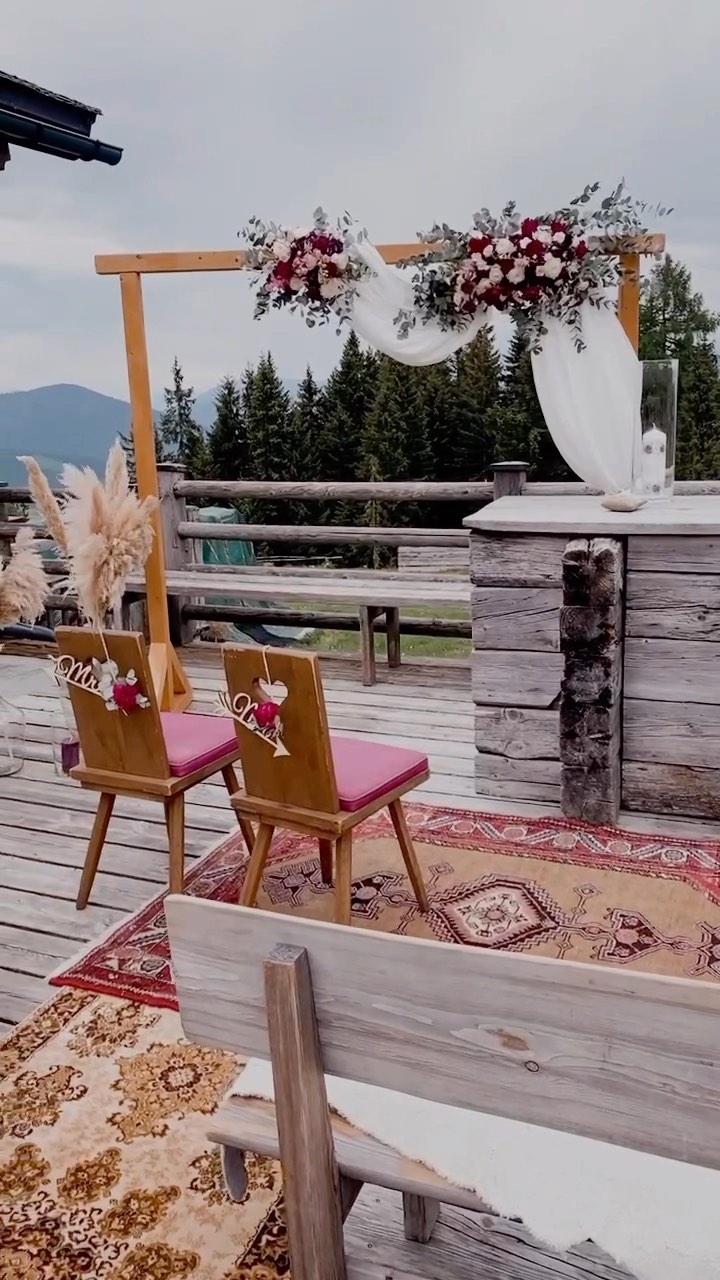 Ein paar Einblicke vor und hinter den Kulissen der letzten Hochzeit auf der Lisa Alm in Flachau. 🏔
Danke, dass ich diesen besonderen Tag von euch mit meiner Deko begleiten durfte @rieger8644. 🧡
Und jetzt im Dekoverleih Sortiment gibt’s diesen schönen Aufsteller für Shots, Gastgeschenke oder andere Kleinigkeiten für die Gäste.
#wedding #almwedding #hochzeitsdeko #dekoverleih #heirateninösterreich #austriawedding