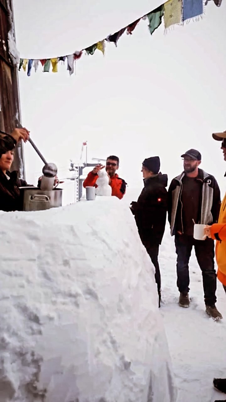 Wir haben den Weg für euch schon vorgespurt 🥰 #snow #fun #happy #glühwein