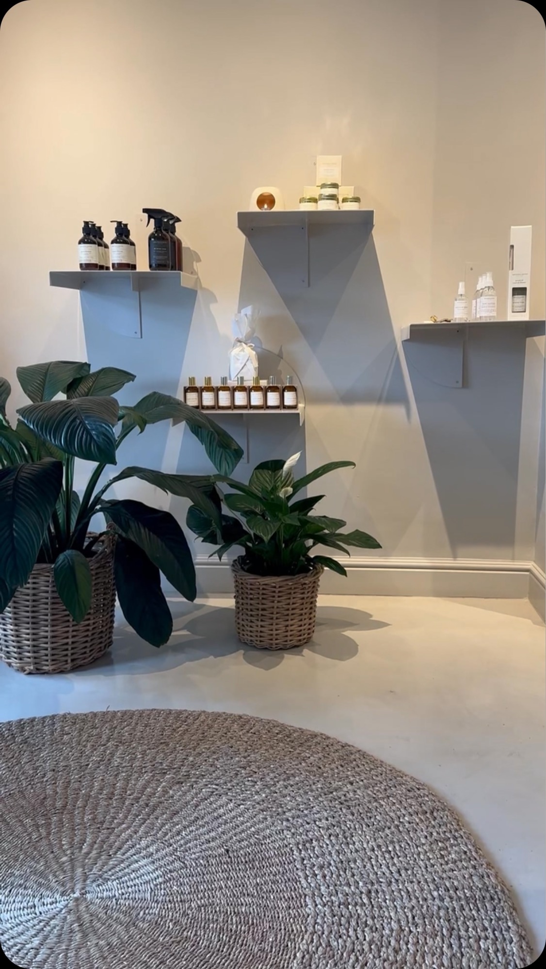 Find your gifts & lifestyle essentials in-store at Lyftaal 🛍🌿
Did you know our holistic skin and body sanctuary has a cosy retail area where you can pick up skincare products, lifestyle essentials, and gorgeous gifts?
This includes products by:
🌿 @environskincaresa
🌿 @sunskinsunscreen_sa
🌿 @bellabaciinternational
🌿 @esseskincare_
🌿 @amandajaynecandles
🌿 @lizemoutoncollection
We also offer some effortless gift wrapping options. Find us at 6 Perold Street, Vrykyk, Paarl. We look forward to welcoming you!
021 863 4915 | info@lyftaal.co.za | +27 63 301 0585
#Lyftaal #Skincare #Shop #Gifts #PaarlShopping