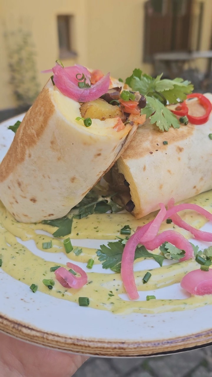 🌮 Rise and shine, foodies! Our breakfast burrito of the month is here to kick-start your day with a burst of flavor and goodness! 🌞 Our fluffy scrambled eggs are perfectly paired with roasted potatoes, sautéed mushrooms, juicy tomatoes, and elevated with the zing of pickled onions and a touch of fiery fresh chili. 🔥🍅🍳
Trust us, this is not your average breakfast burrito. It’s a flavor explosion wrapped in a tortilla. So grab yours today and start your day off on the right bite! 😋🌯 Tag your breakfast buddy who needs to try this epic creation ASAP!