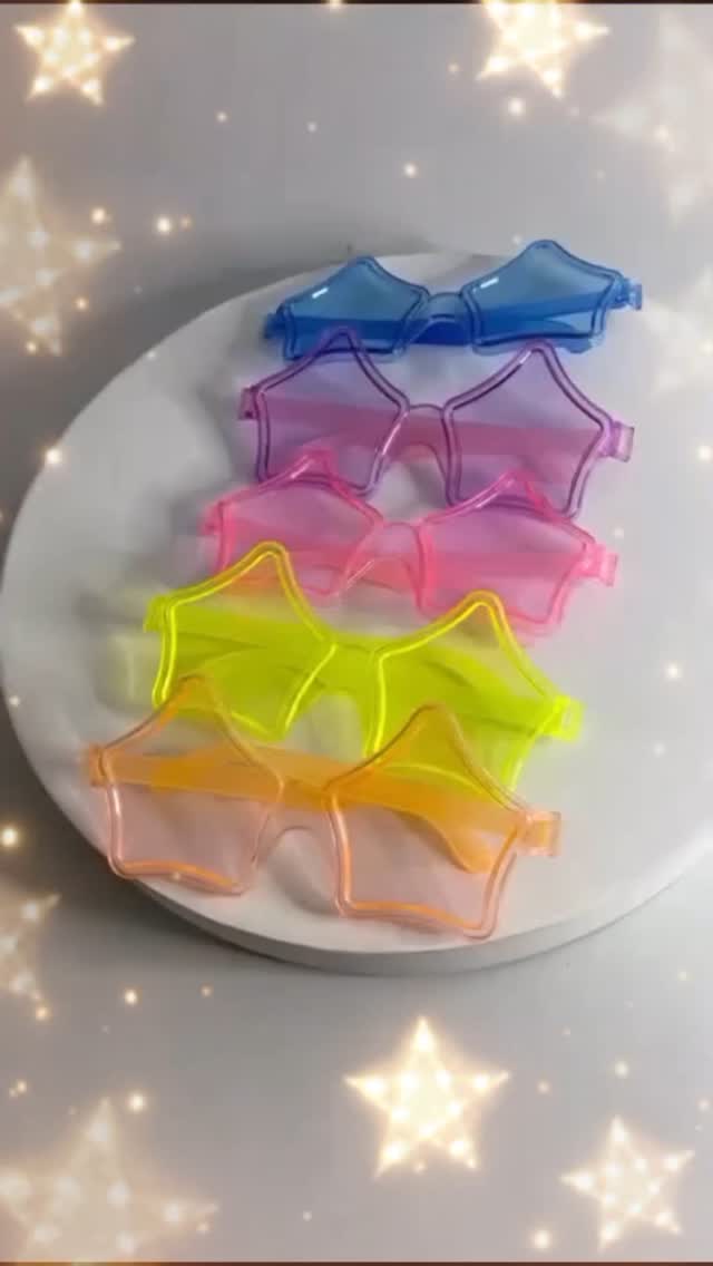 Imagine a cena: sua festa bombando, todos os convidados com um toque de cor e brilho nos olhos, contagiando a atmosfera com alegria! Com a linha Cristal Colors Stars, essa visão se torna realidade. São 5 cores vibrantes prontas para animar aniversários, casamentos, bodas, baladas, eventos corporativos, Réveillon e encontros entre amigos.
E para elevar a diversão a outro nível, que tal óculos com frases personalizadas? Nossos kits oferecem opções com frases divertidas e atuais (já prontas para colar e distribuir) ou a possibilidade de você criar suas próprias mensagens com o kit "Sua Frase". Consulte e solte a criatividade!
Leve agora o brilho e a alegria dos óculos Cristal Colors Star para sua festa e crie memórias inesquecíveis com seus convidados.
.
Fabricação Própria
.
#formatura #aniversarioinfantil #casamento