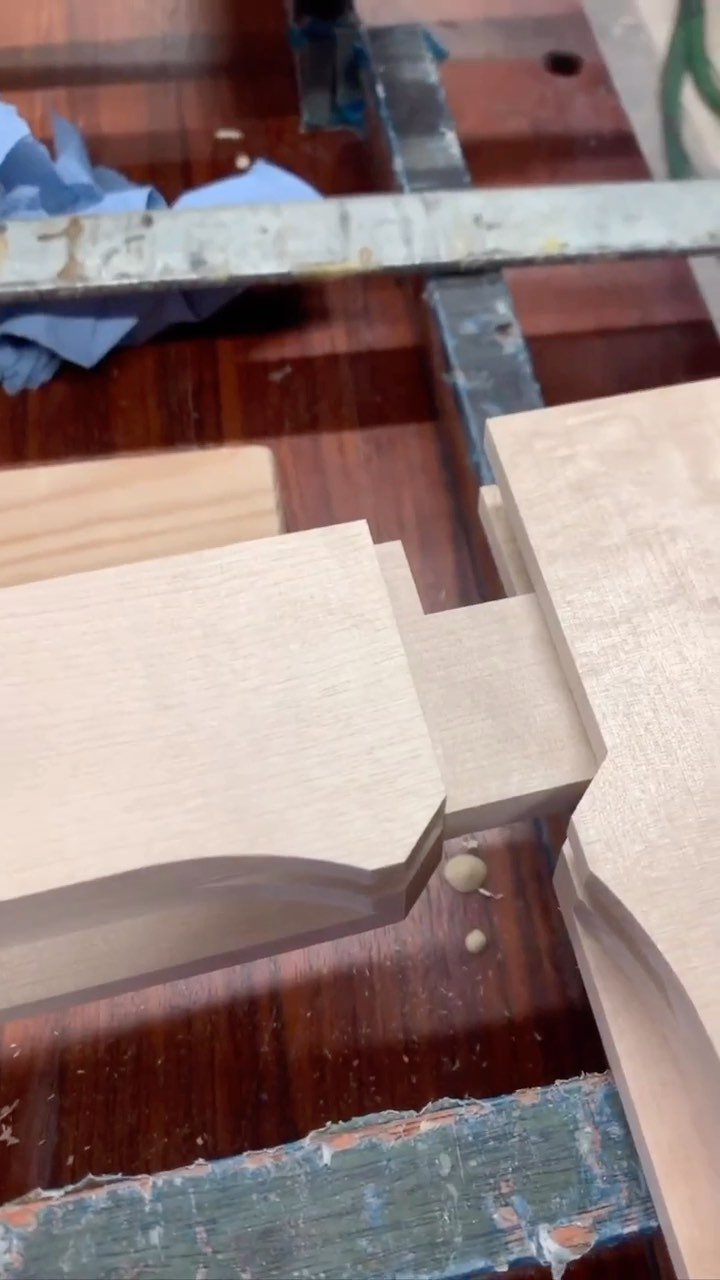 Elias har laget et skap i art deco inspirert stil. Her ser dere litt av reisen han har hatt for å skape dette møbelet 🔨
Elias have made a art deco inspired wardrobe. Here is some moments from the journey he had creating this furniture 🔨
.
.
.
.
.
.
.
.
#woodworking #woodcraft #craftmanship #finewoodworking #cabinetmaker #interior #home #modern #craft #build #handmade #furniture #furnituredesign #todaysmaker #traditionalwoodworking #wardrobe #birch
#boligliv #interiørinspirasjon #vakrehjemoginteriør #møbelsnekker #interiørmagasinet #rom123 #boligdrøm #interiør #skandinaviskehjem #artdeco #smarteløsninger #bjerk #garderobe