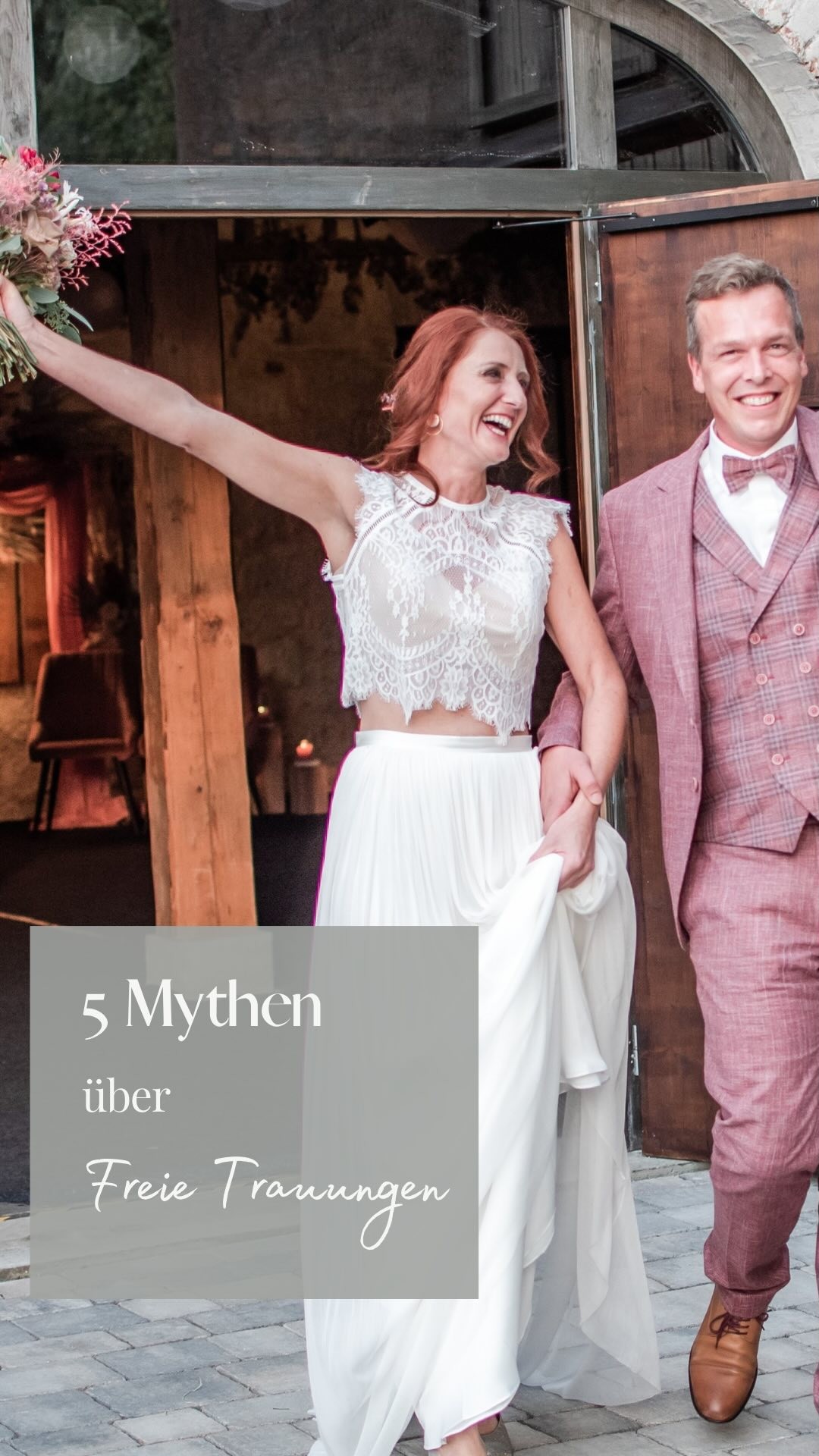 5 Mythen über Freie Trauungen
Welche kennt ihr noch? Schreibt sie gerne in die Kommentare 😍
1. Freie Trauungen sind nur an bestimmten Orten möglich
Ganz klar – NEIN! Ihr könnt euch euer Ja-Wort ganz klassisch im Garten eurer Location geben. Aber genauso gut im heimischen Garten, auf einem Bootssteg, im Boot, an eurem Lieblingsplatz im Wald, auf dem Berggipfel, in der Gondel, über den Dächern eurer Lieblingsstadt, am Strand, in den Weinbergen, im Flugzeug vor eurem Fallschirmsprung…oder…oder…oder…
2. Der Ringtausch ist Pflicht
Viele Paare wünschen sich bei ihrer Freien Trauung den intimen Moment des Ringtauschs, weil er für sie die tiefe Verbundenheit noch einmal nach außen zeigt. Aber ganz ehrlich: Eure Trauung – eure Regeln. Ihr seid keine Ringträger? Ihr tragt eure Ringe bereits seit eurer standesamtlichen Trauung, den Ring abzunehmen und während der Freien Trauung nicht zu tragen fühlt sich falsch an? Es gibt keine Regel, die den Ringtausch zur Pflicht macht.
3. Rituale müssen sein
Auch hier gilt: Lasst euch nicht in ein Muster pressen. Ein:e gute:r Trauredner:in berät euch, gibt Tipps und Hilfestellungen UND akzeptiert eure Wünsche. Wenn ihr euch mit keinem Ritual wohlfühlt ist das genauso in Ordnung. Übrigens: Streng genommen sind auch bereits das Ja-Wort und der Ringetausch ein Ritual.
4. Trauzeugen sind erforderlich
Den Trauzeugen kommt eine ganz besondere Bedeutung zu – und zwar nicht (nur 😊) die Übertragung von To Do´s für die Hochzeitsplanung. Es ist eure freie Entscheidung, Trauzeugen zu benennen oder eben nicht oder vielleicht sogar mehrere Personen. Übrigens sind selbst fürs Standesamt Trauzeugen nicht mehr erforderlich.
5. Es gibt einen festen Ablauf
Auch hier ein klares Nein! Ihr seid völlig frei in der Gestaltung eures Ablaufs. Gemeinsam mit dem:der Trauredner:in erarbeitet ihr ein Konzept, das zu euch passt.
Fazit
Bei Freien Trauungen gilt: Alles kann – nichts muss.
#freietrauung2022 #freietrauung #hochzeitsrednerin #hochzeitsredner
#verlobt #braut #traurednerin #heirateninfranken #heirateninbayern #teamwortefuerdieewigkeit