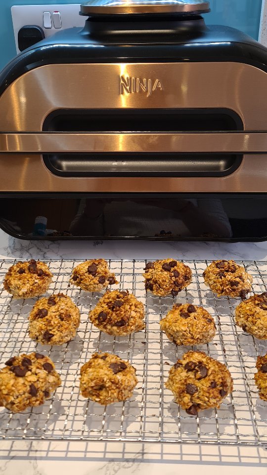CHOCOLATE CHIP BANANA COOKIES 🍪🍌
These cookies are quick and easy to make, low in sugar, vegan and contain just 5 ingredients! Baked in my @ninjakitchenuk Foodie!
MAKES 12 COOKIES
🛒YOU’LL NEED
🍌2 ripe bananas
🥥2 tbls coconut oil (melted)
🍁2 tbls honey (or maple syrup if vegan)
🌾200g rolled oats
🍫50g dark chocolate chips
RECIPE
1️⃣ Mash the bananas then mix with the remaining ingredients. Leave the mix to sit for around 10-15 minutes.
2️⃣ Shape into cookies. I use about 1 tbls mix for each cookie. Pop the cookies on the baking tray.
3️⃣ Set the Ninja to 170°C for 15 minutes.
Enjoy!
##ad #NinjaBlackFridayd #bananacookies #healthycookies #veganrecipes #vegancookies #plantbasedrecipes #veganfood #ninjarecipes #vegan #veganfood #veganuk #plantbased