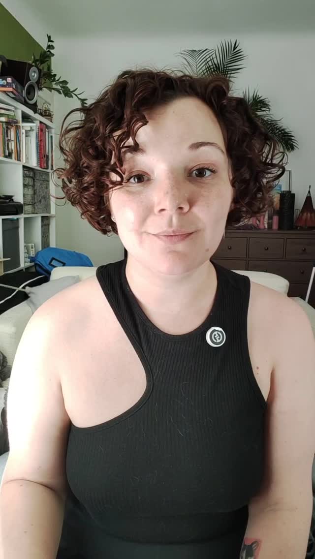 Singers and athletes have more in common than you think.
We train coordination. Endurance. Recovery.
But for some reason, singers expect perfect results after 1 lesson.
Athletes don’t expect their muscles to “just work.”
They stretch. They rest. They train smarter — not harder.
You don’t have to push your voice to “prove” something.
You have to train it with care.
🌿 Rest is part of the work.
🌿 Coordination takes time.
🌿 Progress is often invisible — until it isn’t.
Your voice is an instrument and a body.
Let it train like one.