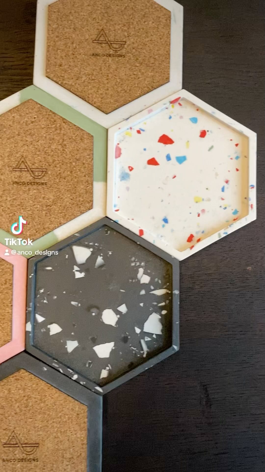 Unsere #jesmonite Reise hat begonnen. Wir lieben unsere neuen Untersetzer und der gestrige Markt in Basel war ein voller Erfolg.
#diyhomedecor #handmade #ancodesigns #create #terrazzo