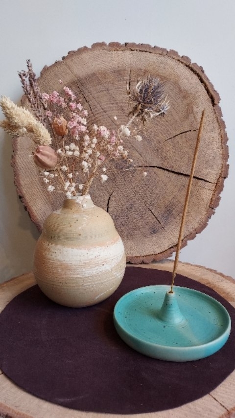 Ça y est !!
Noël est arrivé à l'atelier !!
Nino, Noé et moi-même vous attendons à la boutique de l'atelier.
Du lundi au vendredi
de 11h à 19h
Samedis de 11h à 18h
Week-end spécial
CERAMIQUES ET PLANTES
16 et 17 décembre
de 11h à 19h
Avec la complicité de @les_plantes_de_gigi
et ses boutures d'exception.
Nous sommes toujours au
2, Avenue Courteline
75012 - Paris
Du bon thé vous attends dès demain !!
Et sur ce, je vous colle une bonne et vielle bise à l'ancienne.
A très vite !!
🎄💕🎄
__________________________________________
#boutiquedenoel #cadeaux #faitmain #plantesvertes #boutures #ceramique #paris12 #localshop #artisanat #fabriqueaparis #madeinfrance