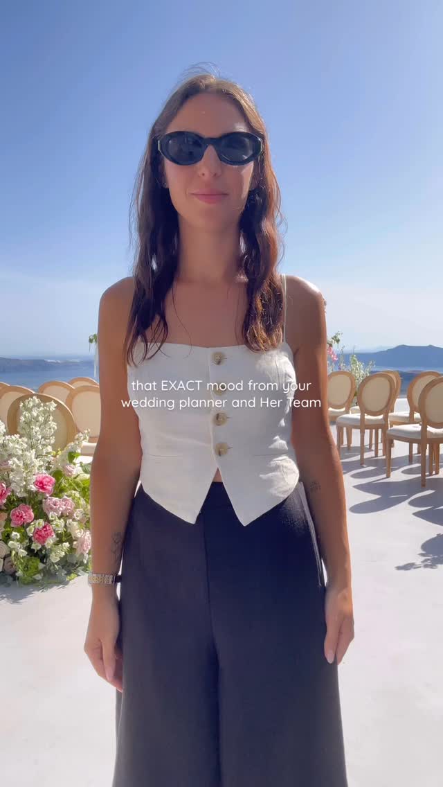 When we do have fun prior knowing what is waiting us (1h only to set up a full dinner reception) 😎 but we make it, result coming soon 🤩 #santorniweddingplanner#greeceweddingplanner#luxurywedding#europewedding#europedestinations#