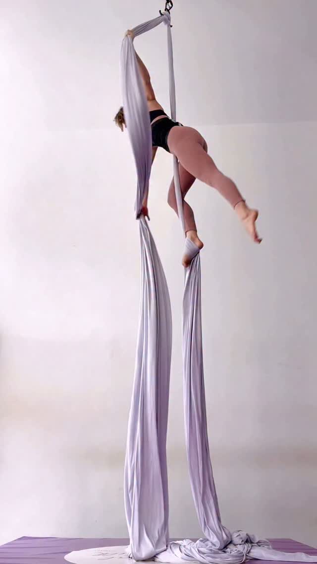 Just slow-mo rolling through life 🌀
Up, down — like life… but with better music 😌
Still one of my favorite moves, taught by @antoineboissereau last year. ✨
#AerialSilks #AerialLife #Aerialist #FlowState #SlowMoVibes #AerialTraining #SilksPractice #AerialArt #SugaSuga #AerialSea #MovementIsMedicine #SlowAerialSilk #RollUpSilks #AerialistsOfInstagram #AerialGram
