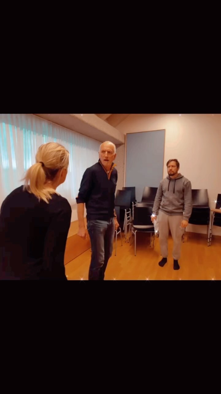 Am Wochenende durften wir unter der Anleitung von Mike Koller unsere Improvisationskünste unter Beweis stellen! Es war dramatisch, horrormäßig spannend und höchst amüsant 😀
#theater #improvisation #workshop #riesentheater #lengau