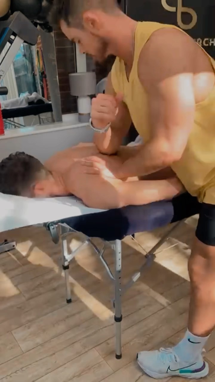 Work at a desk? 👨🏽💻
Our bodies are made for movement, yet most of us are static for long periods of time. Having regular treatments and along side self help exercises daily can restore movement and functionality 🙆🏽♂️
Here my client @aaronbreckellcoaching (an online coach) often finds himself sat at his laptop for long periods, so we released the posterior chain working from hamstrings all the way up to cervical region (neck) which is where we hold a lot of our tension & stress. Finishing with anterior delts & chest as they are the areas that are usually tightest when hunched over a desk/laptop.
If you find yourself dormant for the majority of the day why not get yourself BOOKED IN to begin restoring your body to how it should be 💆🏽♂️