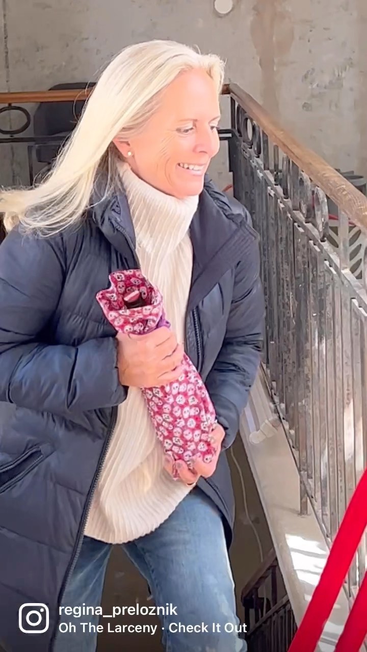 Sehr coole Eventlocation👌wo ich wieder auf Händen getragen werde 😆. Und diese besonderen „Flaschen“ verpacke ich ja besonders gerne 😂😂
#südbahnhotel #geschenkstoff #mitstoffeinpacken #geschenkeverpacken #wiederverwenden #handmadegifts #nachhaltig