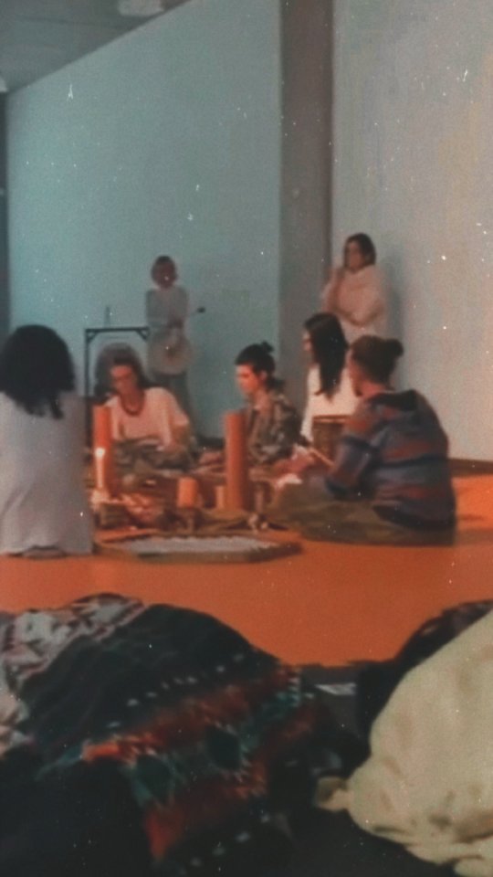 Depois de cinco dias mergulhada nas águas curativas do som e silêncio, ainda sinto reverberar todo o despertar desse ciclo de aprendizados.
Sentir o corpo, a alma e a mente sendo nutridos através da arte é exaltação divina e redenção.
Arte expande criatividade. E apesar de sempre ter caminhado ao lado da música, a percepção de som e silêncio renasceram pra mim. Cosmos e natureza vibram, a vida manifestada vibra.
Ainda integrando tudo o que foi vivido e aprendido e toda a generosidade de @pierrestocker_soundhealing e dos queridos da @soundfulness.education
#mahala