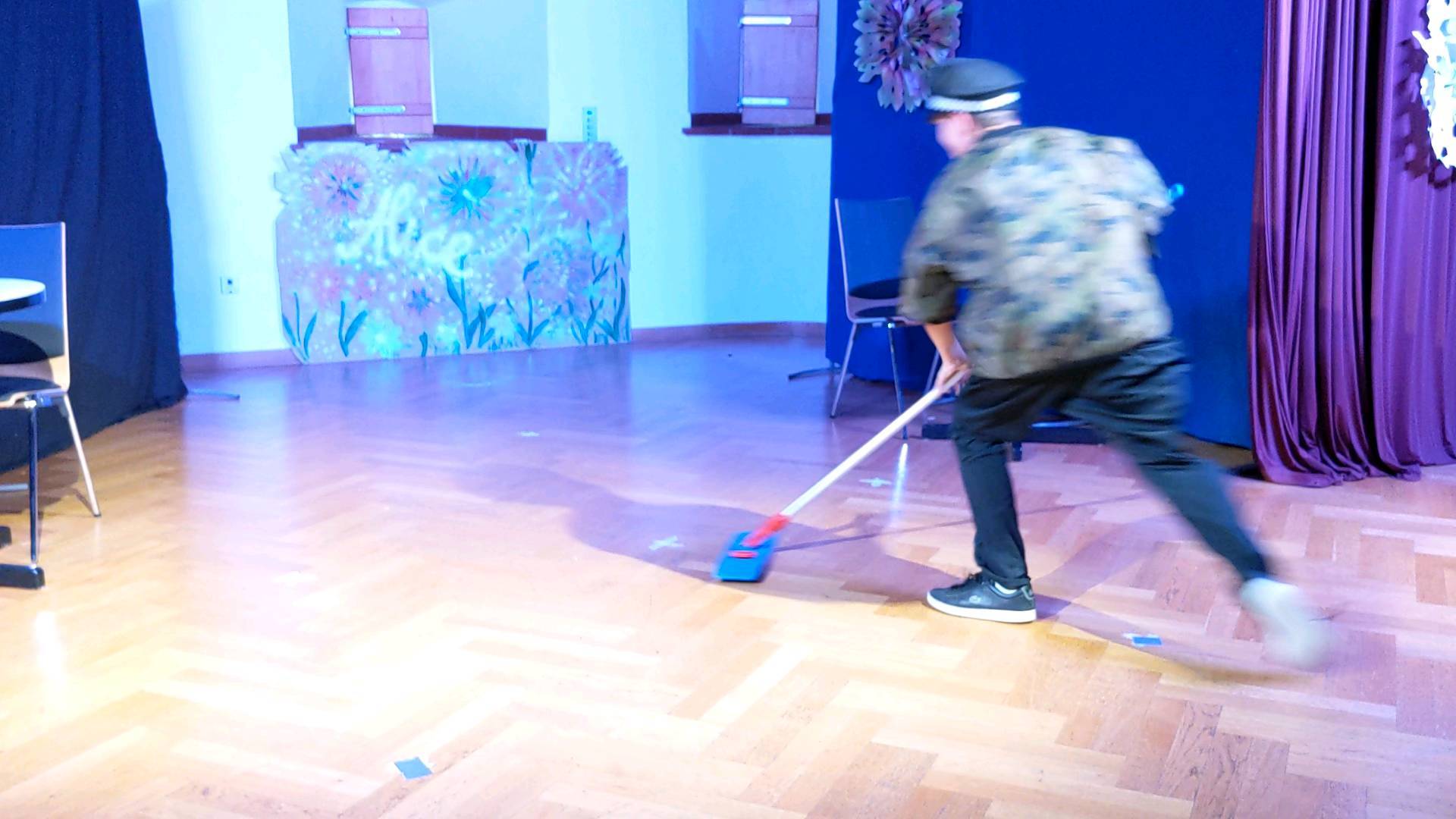 Heute wurde in Waldmünchen eine tolle Musical-Aufführung abgeliefert, wir haben gelacht und geweint und sind glücklich mit den Jugendlichen aus München.
Toll, dass ihr so eine besondere Gemeinschaft geworden seid. Ihr habt euch mit euren Stärken beschäftigt - manchmal auch mit euren Schwächen:)
Wir danken den Teamer:innen, die diese Entwicklungen möglich machen! Wir danken den Partnern, die unsere Arbeit unterstützen!
Das Musical heute war Alice im Wunderland - ein Mädchen auf der Suche und im Kampf gegen die Königin der Herzlosigkeit...und die Botschaft?
Du hast die Freiheit, dich zu entscheiden,
wer du sein willst und wie du gesehen werden willst.
Dafür arbeiten wir mit euch! Damit ihr die sein könnt, die ihr sein wollt und alles mitbringt, um eine Wahl zu haben!
#berufsorientierung #jugendliche #stärken #motivierenstärkenorientieren #berufswahl #münchen #koblenz #ahrtal #lübeck #hamburg #dortmund #ludwigshafen #braunschweig