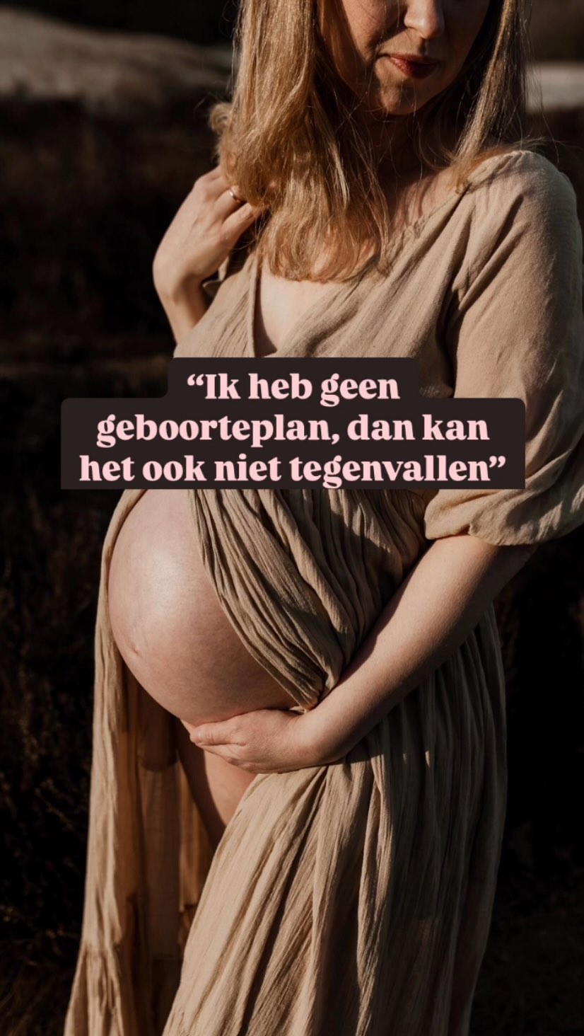 Wat dat zinnetje mij vertelt over jou? ⬇️
Je hebt heel veel negatieve verhalen gehoord en je wil vooral niet te veel hopen op een goede ervaring, in de hoop dat het dan allemaal wel meevalt.
Lieve mama, ik snap zo goed waar dit vandaan komt! ♥️
We worden in de media en in de verhalen die we naar elkaar vertellen soms zo lam geslagen met de trauma van anderen.
Positieve verhalen halen nou eenmaal niet de krantenkoppen. 🫠
Drama sells! 🤑
We groeien op in een maatschappij die ons verteld dat geboorte geven gevaarlijk is. Het is vaak doordrenkt in al onze gedachten over geboorte.
🤰Je durft niet te dromen van een positieve ervaring, omdat je denkt dat het ontzettend akelig gaat zijn. En juist die angst zorgt ervoor dat dit vaak ook gaat gebeuren. Je bent gespannen, angstig voor wat er gaat gebeuren en dan wordt het helaas niet een fijne ervaring. En deze negatieve ervaring vertellen we weer aan iemand anders en zo is het kringetje rond.
✨Ben je klaar om daar verandering in aan te brengen? Daar heb je niet alleen een geboorteplan voor nodig! ✨
Een van de bijkomende voordelen van een doula bij je bevalling, is dat je veel positiever terugkijkt op je bevalling. En ik help je ook nog eens met je geboorteplan 💁🏼♀️.
Interesse in wat ik voor je kan doen? Stuur me een DM! 📨
#geboorteplan #bevalling #negatievebevalervaring #positievebevalling #vrijegeboorte