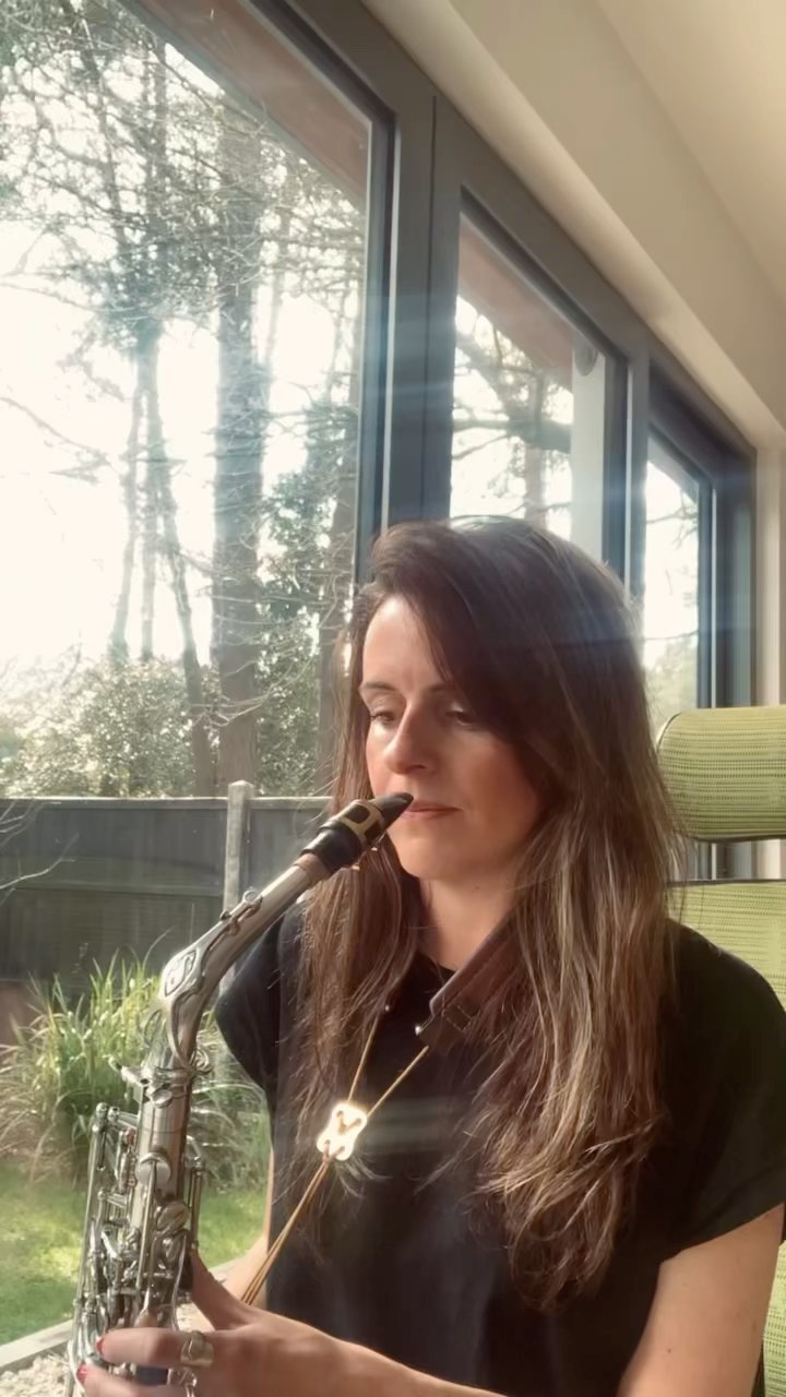 Monday motivation over this lush tune #saxophone #saxplayer #saxalto #improvisation #improvising #playingmusic #musicmakestheworldgoround #itsalifestyle #mondayfeels #musiciansofinstagram #mondayvibe #saxophoneworld #saxophonesolo #livemusic