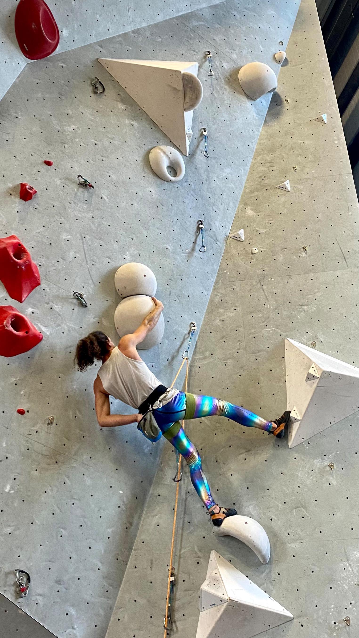 Compétition DECEMBERFEST🎄🎁 @allezupmtl
Ambiance de feu 🔥
Grimpe exceptionnelle 👌🏼
Bénévoles passionné.e.s et dévoué.e.s 😎
Finales spectaculaires 🤩
ET une gang de supporters/photographes/coachs/ami.e.s BEAUCOUP trop motivé.e.s à venir m’encourager! 🙌🏼
@maika.nadon 📸
@ceci_estpeutetrecamille ⏱
@ arnaud 🎥
@romaintlfr 📢
Merci milles fois pour votre présence et vos cris! 🙏🏼 C’était une chouette journée. 💚😁
*
Malgré une bonne 2e voie de qualification, ma performance fût un peu décevante et insuffisante à me classer en finale. Mais bon, le style de l’escalade de compé est particulier et je sais que dans un autre contexte, j’aurais été en mesure de compléter les voies après 2-3 essais de travail dessus. Mais malheureusement, en compé, on est en mode « flash », il n’y pas de 2e chance après être tombé. Tout le contraire de ma mentalité de grimpe extérieure développée pendant les 7 derniers mois, alors que je travaillais des projets sur la roche où je pouvais toujours revenir pour réessayer la voie.
Bref, tout de même très fier de m’être prêté au jeu stressant de la compétition et heureux, surtout, d’avoir pu reprendre contact avec cette communauté tissée serrée et tellement chaleureuse! 🧗🏻♂️💙
Très content aussi d’avoir revu les coéquipiers de mon ancienne équipe de compé! 😊 @pika_lemon @xou_partou @kyandaigneault et @antoine_dagorne qui a explosé sa finale! 💪🏼🥇
*
C’était pour moi une dernière aventure citadine avant un bon petit bout. Montréal, tu étais radieuse comme toujours, mais l’hiver se passe en-dehors de tes murs, à l’orée de ta ceinture métropolitaine, là où ton makeup lampadaire s’efface sous la Voie Lactée, là où ta robe asphaltée reprend ses teintes boréales. 🌲
Je serai en Abitibi pour quelques mois cet hiver, le temps de me poser près de mon lac, de suspendre quelques rêves aux bouts des épinettes, de goûter à la neige du nord et de piocher un ou deux glaçons. 🧊⛏
On se voit dehors! 🛷❄️
And guys, don’t forget to shine!⚡️💃Life is always better with glitters! 😜✨🌈
.
.
.
#climbinglife #climbingcomp #climbingcommunity #indoorclimbing #alreadymissingtherock #iceiscoming #goodvibes #friendship #PBcrew #climbingteam